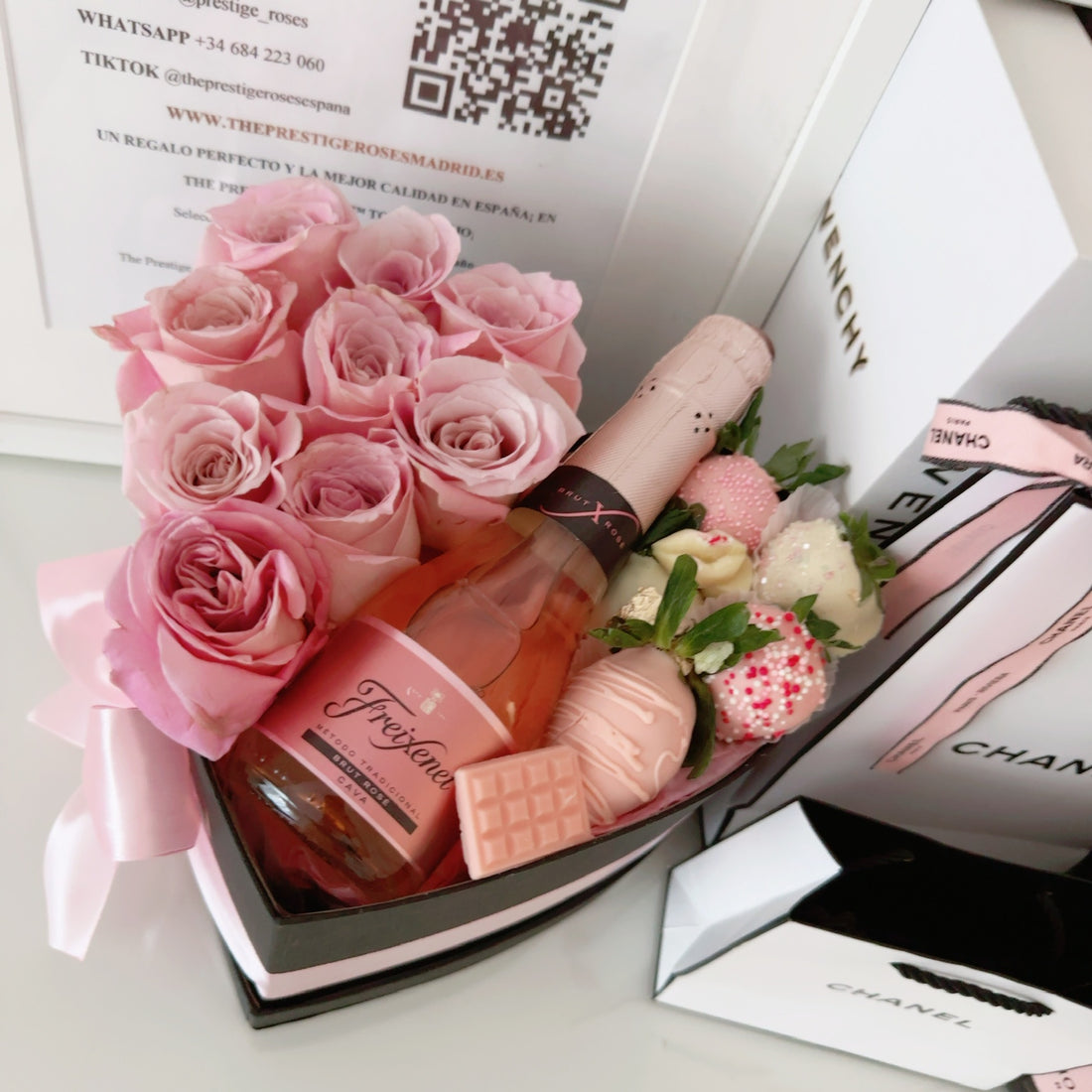 Sabor y aroma en un solo regalo: los arreglos florales con fresas son la elección perfecta.