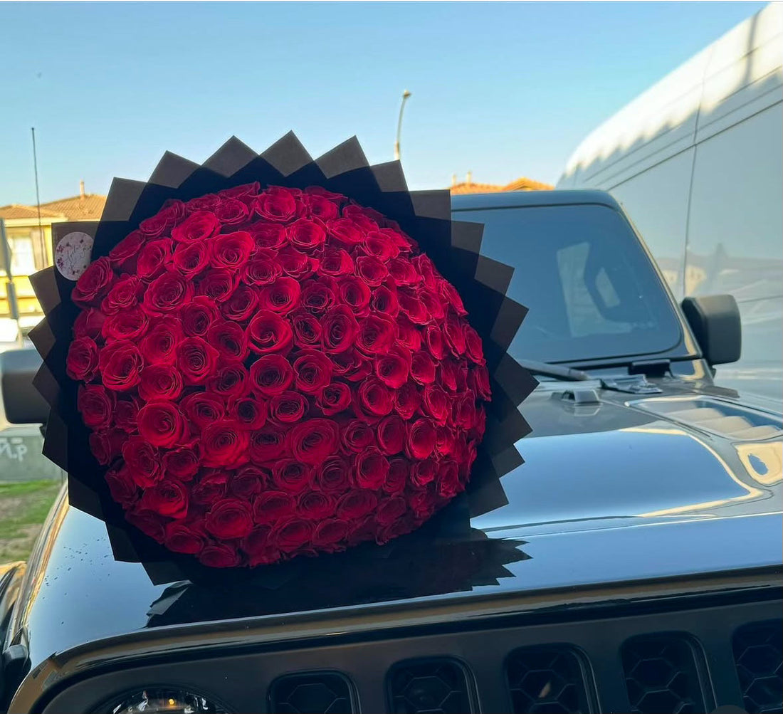 Ramo de rosas rojas en forma de corazón con globos rojos, perfecto para regalar en Madrid.