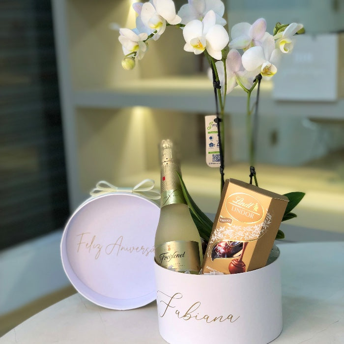 Regalo personalizado con nombre con champagne Rosé, orquídea blanca y chocolates Lindt.