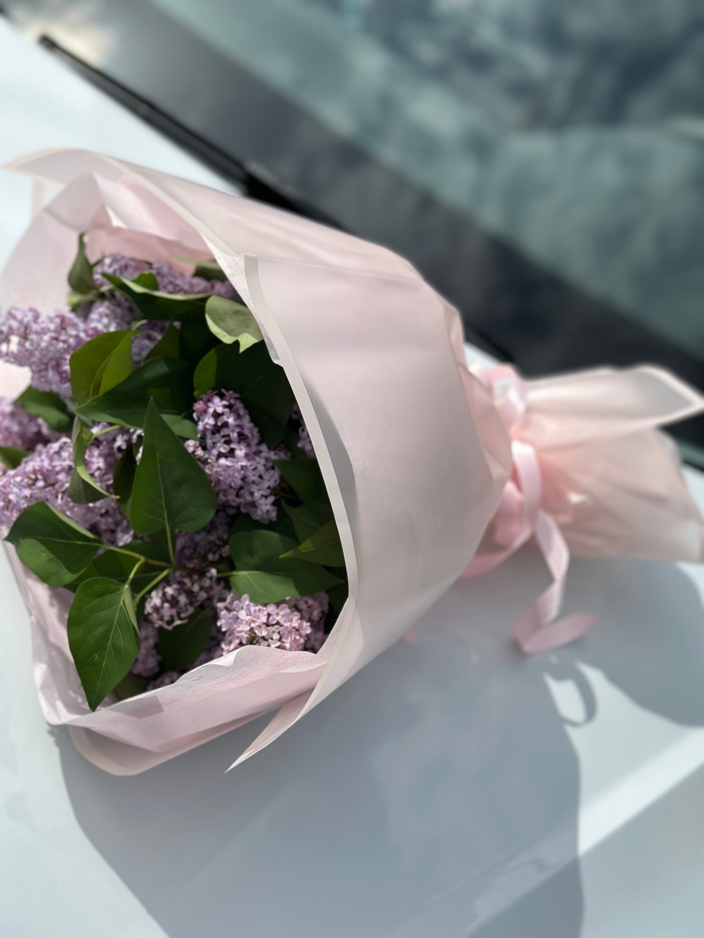 Ramo artesanal de lilas frescas en papel premium rosa claro - flores exclusivas The Prestige Roses