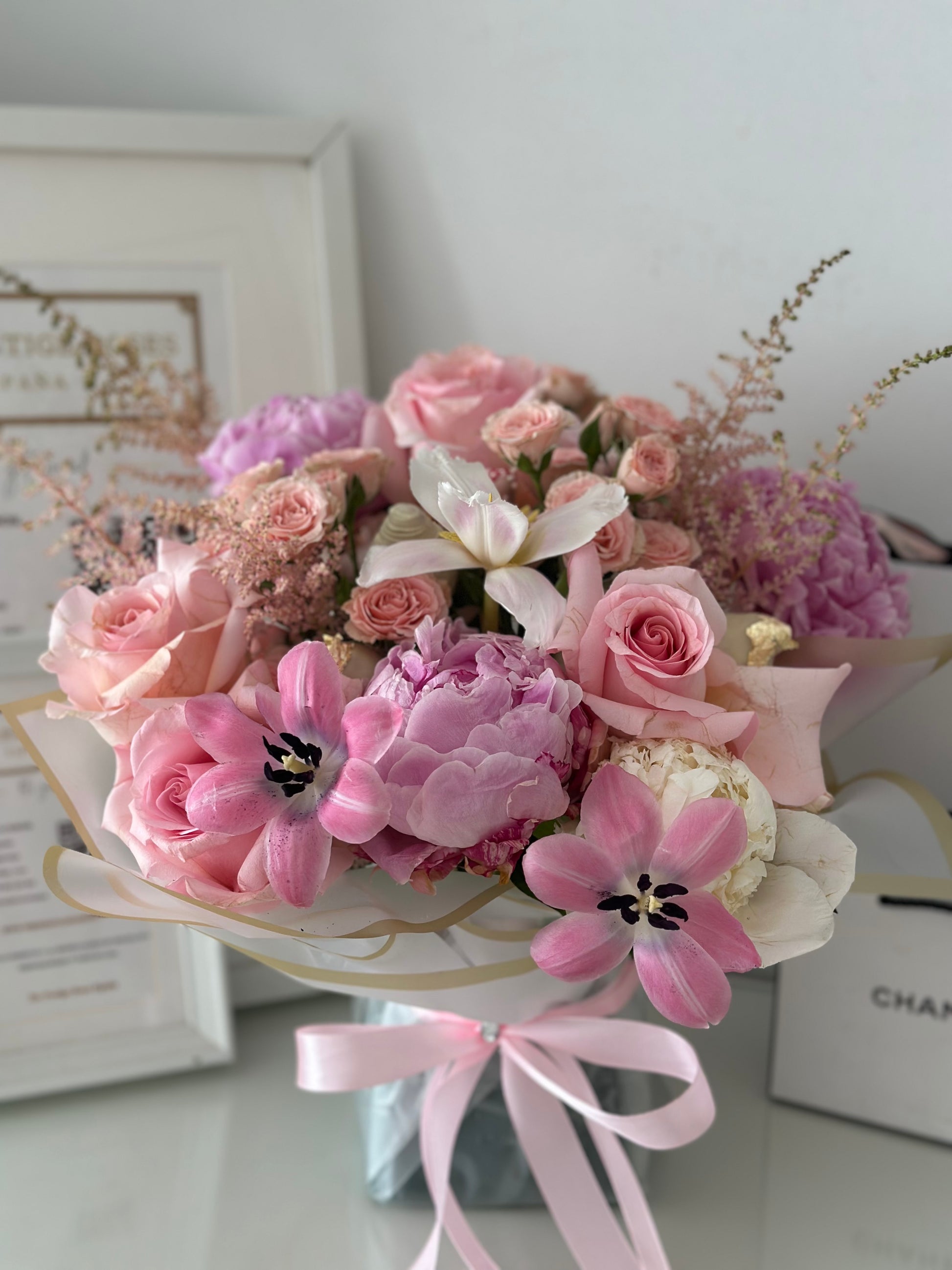 Detalle romántico con flores frescas y dulces para regalo