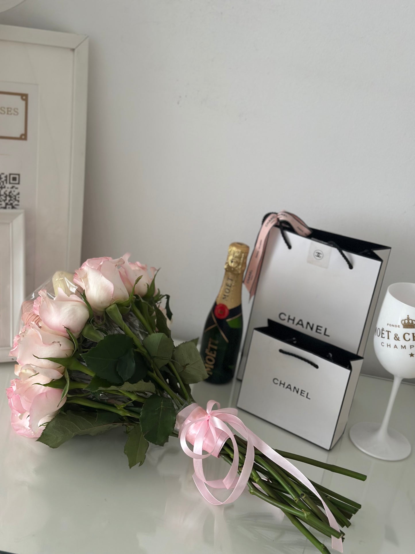 Ramo de Fresas bañadas en chocolate y rosas