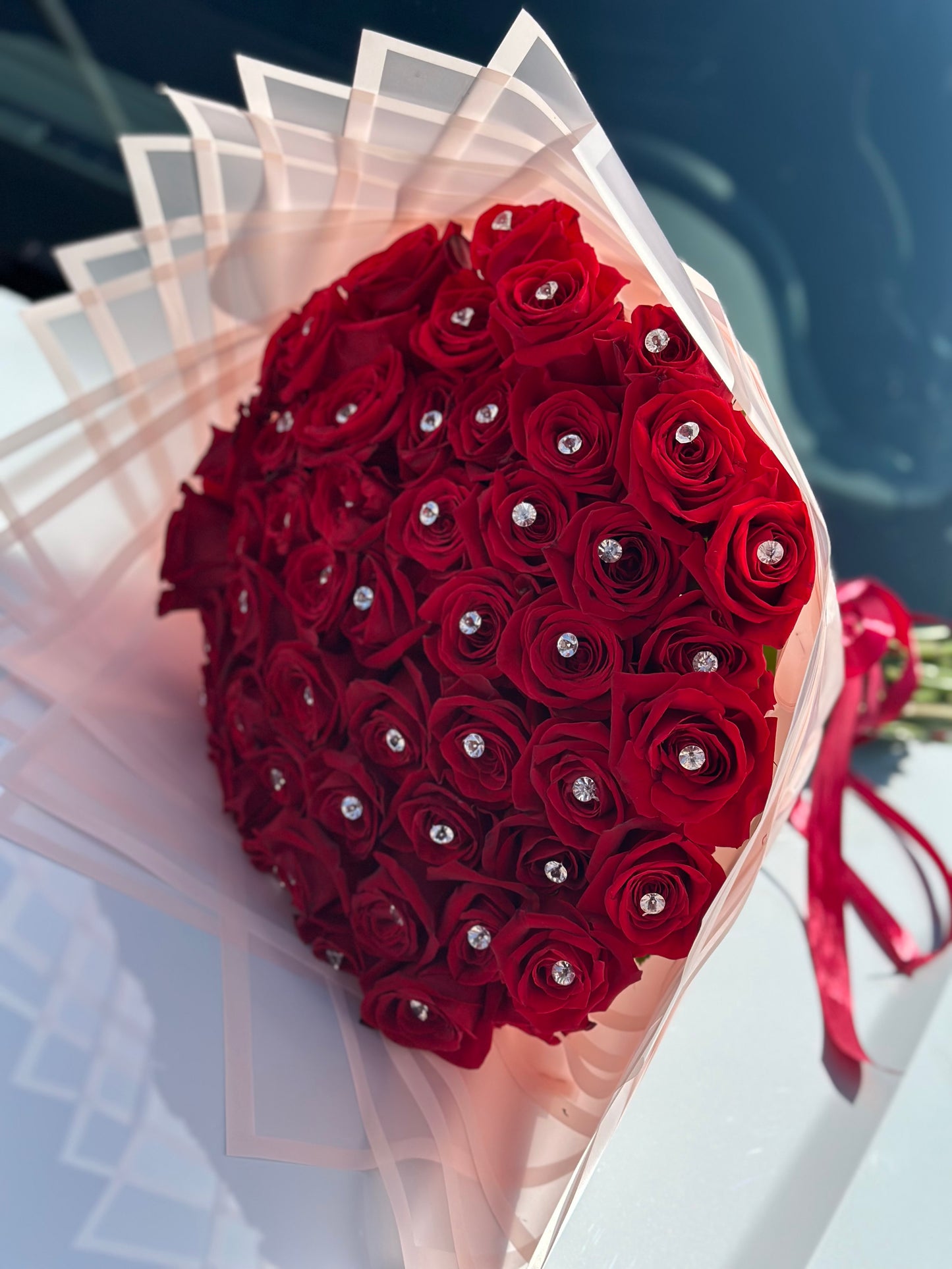 Un Toque de Glamour: Ramo de Rosas Frescas con Diamantes Brillantes Swarovsky