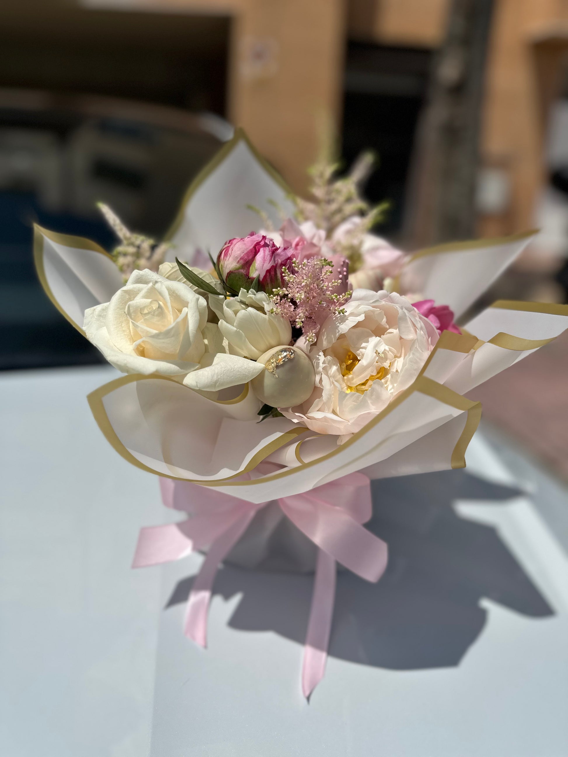 Bouquet elegante con hortensias, rosas y fresas decoradas