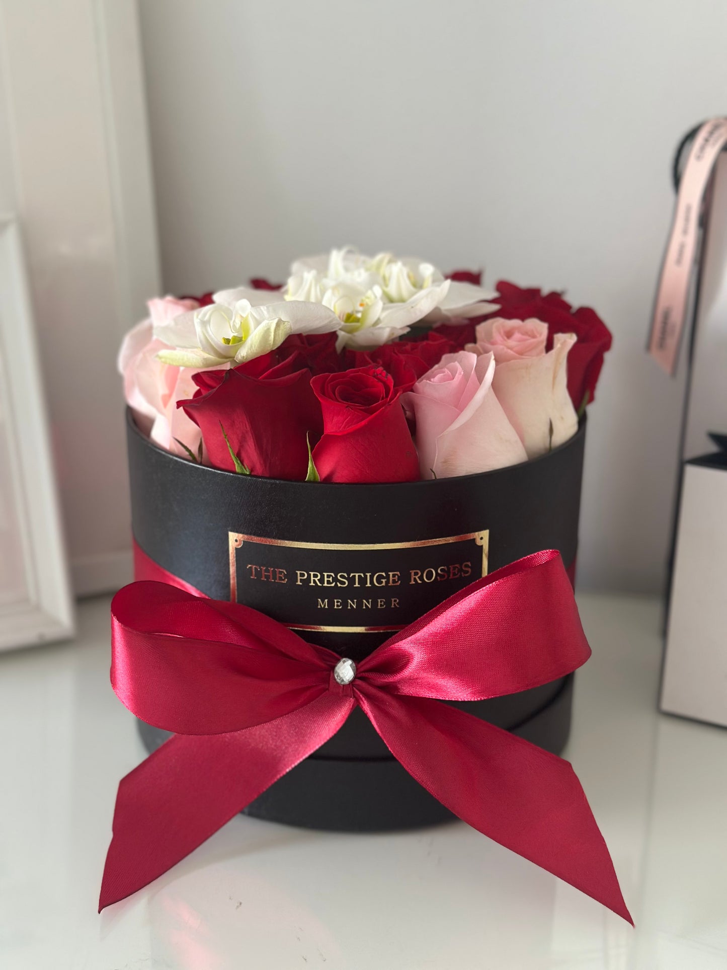 Caja mediana The Prestige Roses con rosas y orquídeas naturales, presentación de lujo para sorprender. A domicilio en madrid