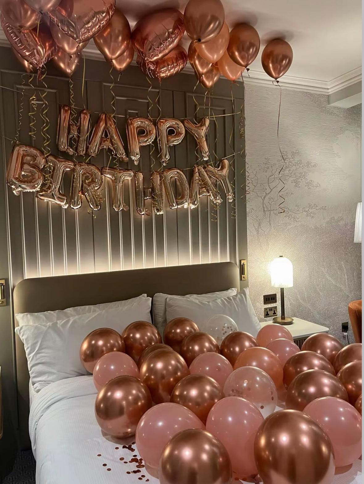 Decoración Romántica y de Cumpleaños en Hoteles – Sorpresas VIP con Globos y Pétalos | The Prestige Roses