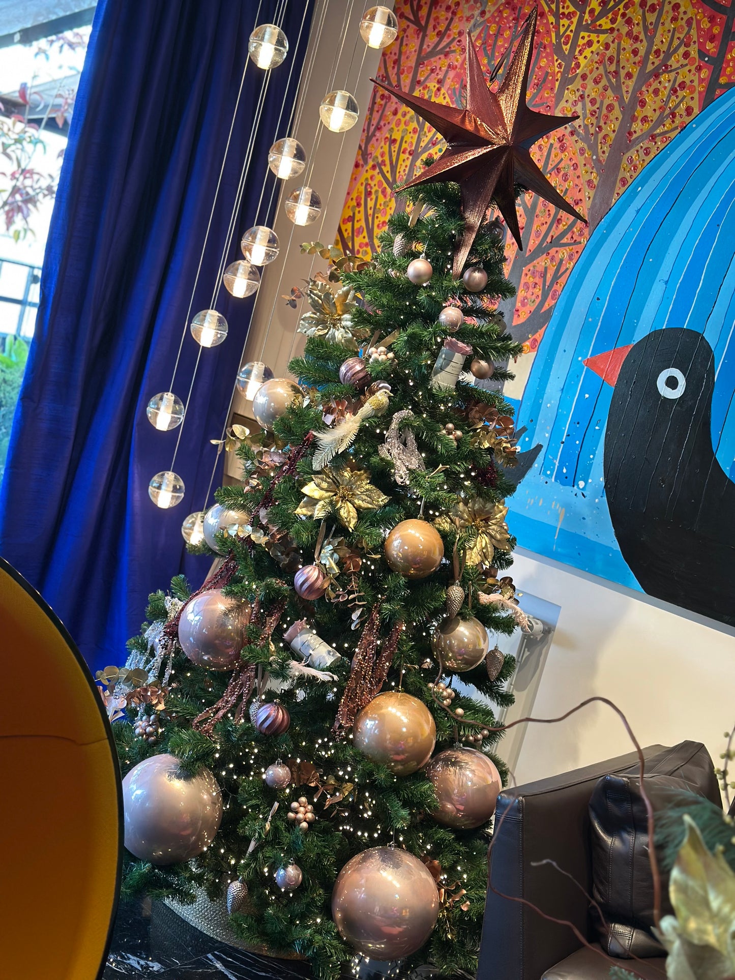 Árbol de Navidad Decorado a Mano – Colección Festiva 2025