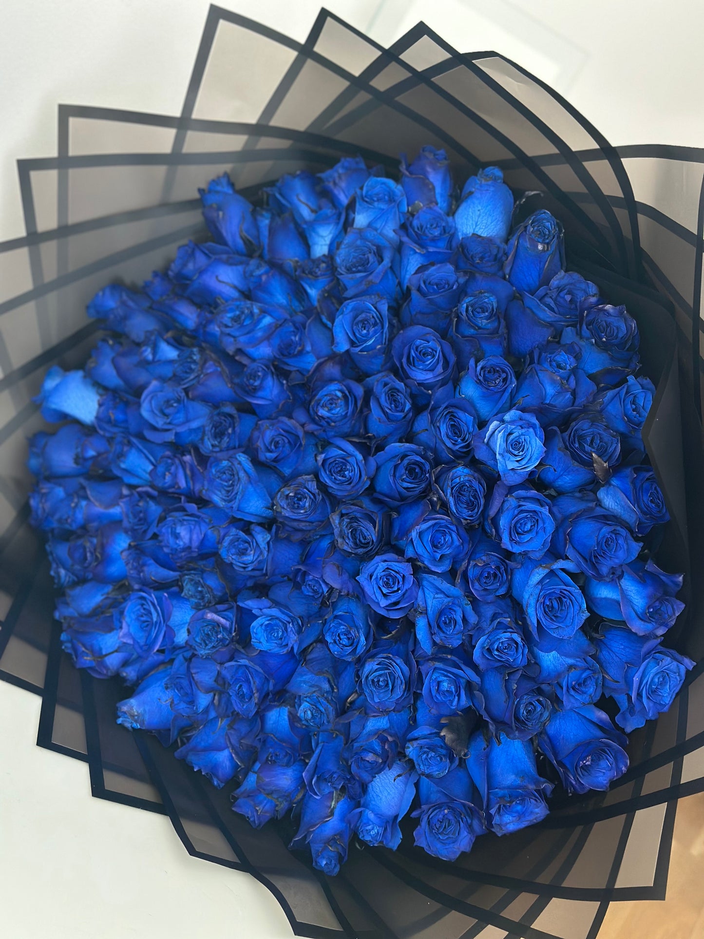 Ramo de 101 Rosas Azules Frescas – Exclusividad y Elegancia