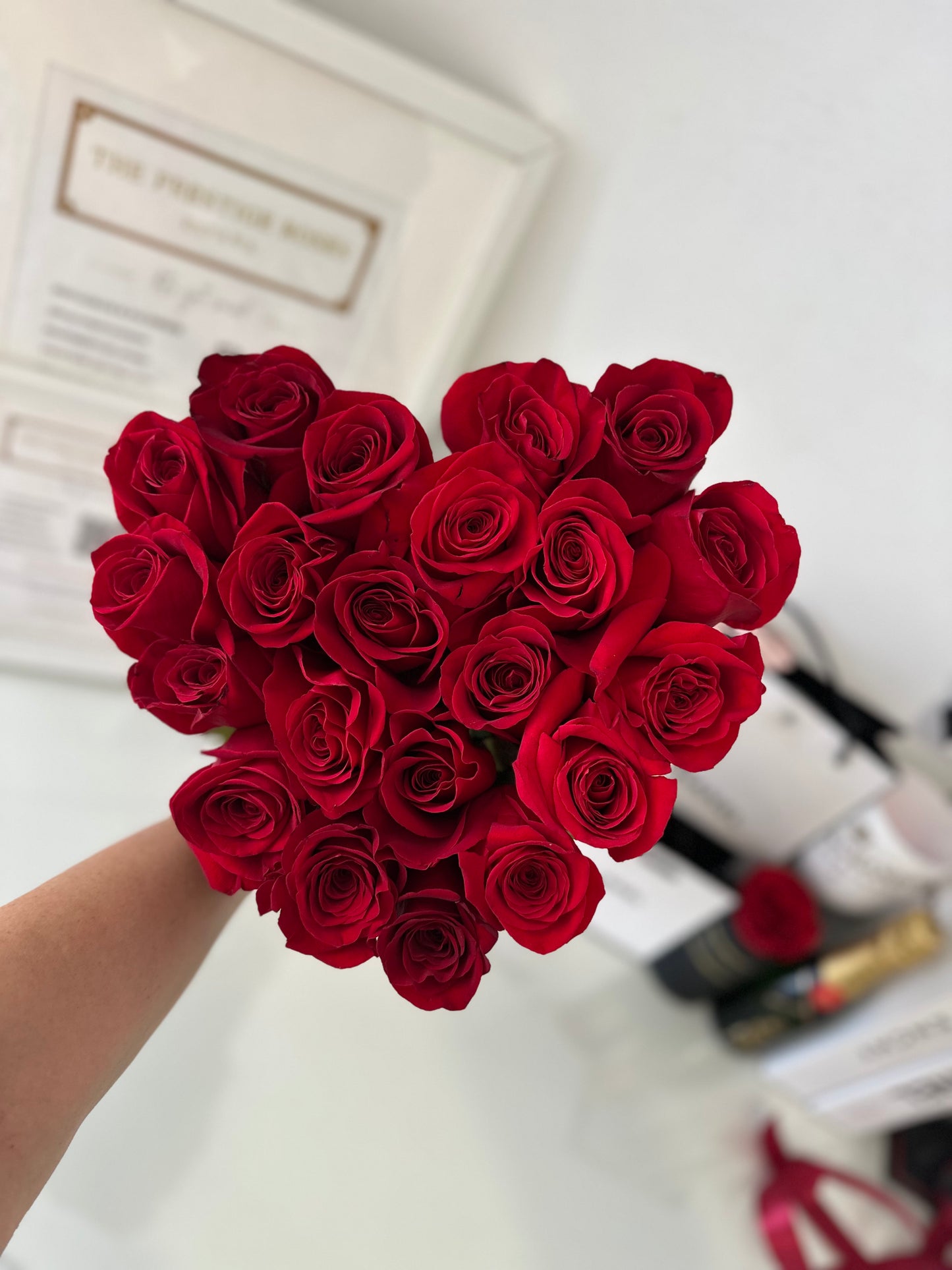 Ramo en Forma de Corazón con Rosas Frescas – Elegante Madrid