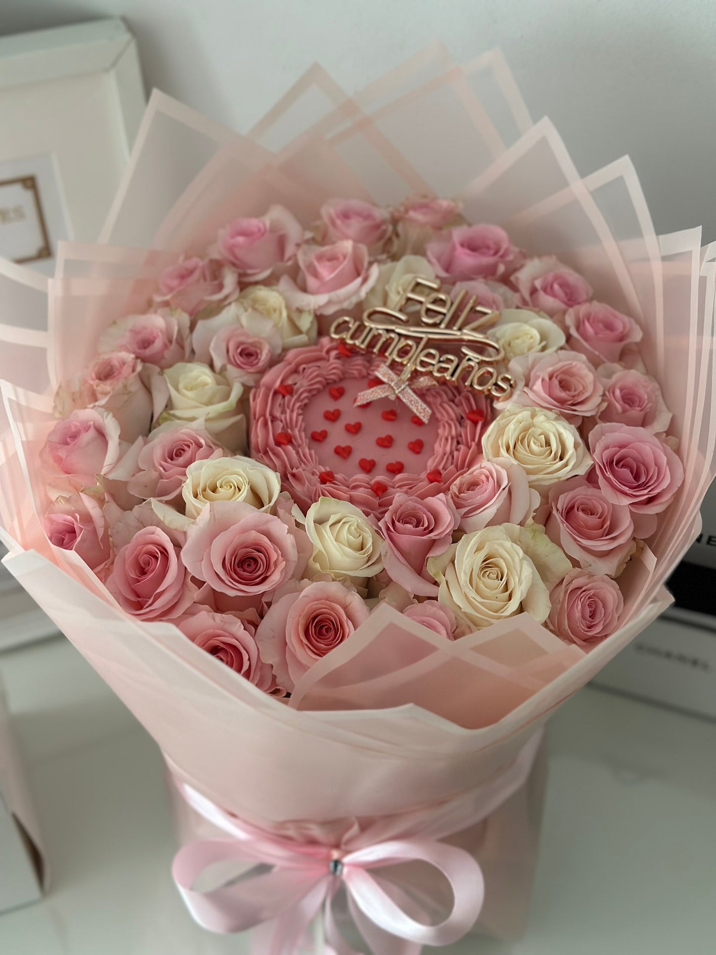 Detalle cercano de la ‘Dulce Pétalo - Flor Cake’ destacando la textura del glaseado y la frescura de las rosas naturales