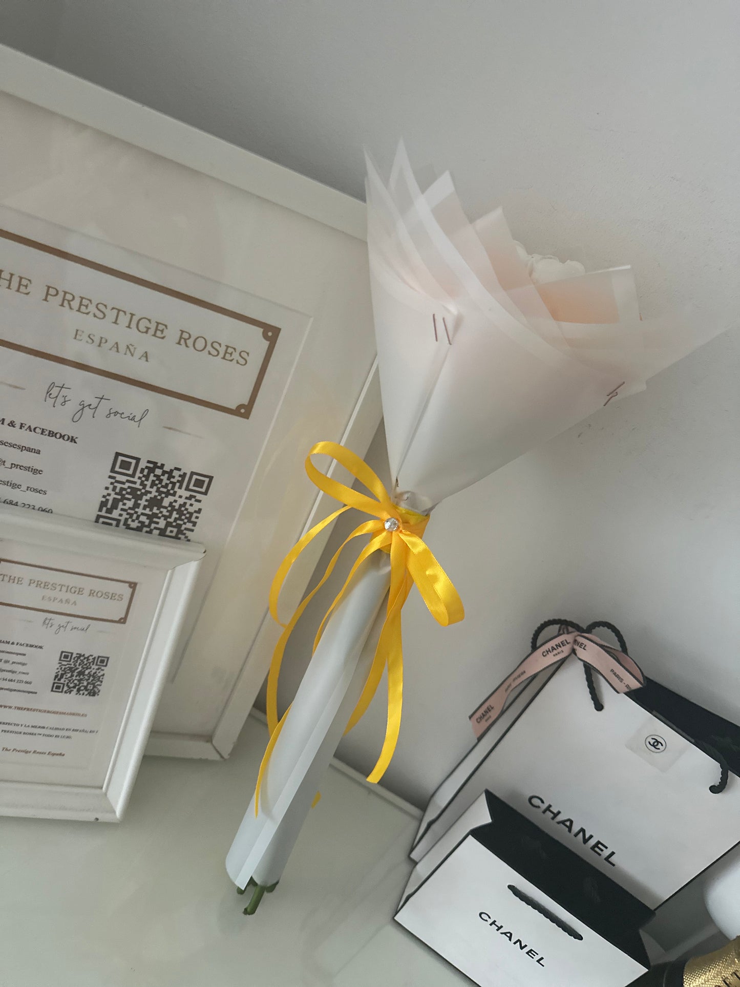 Mini Ramo de Lujo con 5 Rosas Frescas