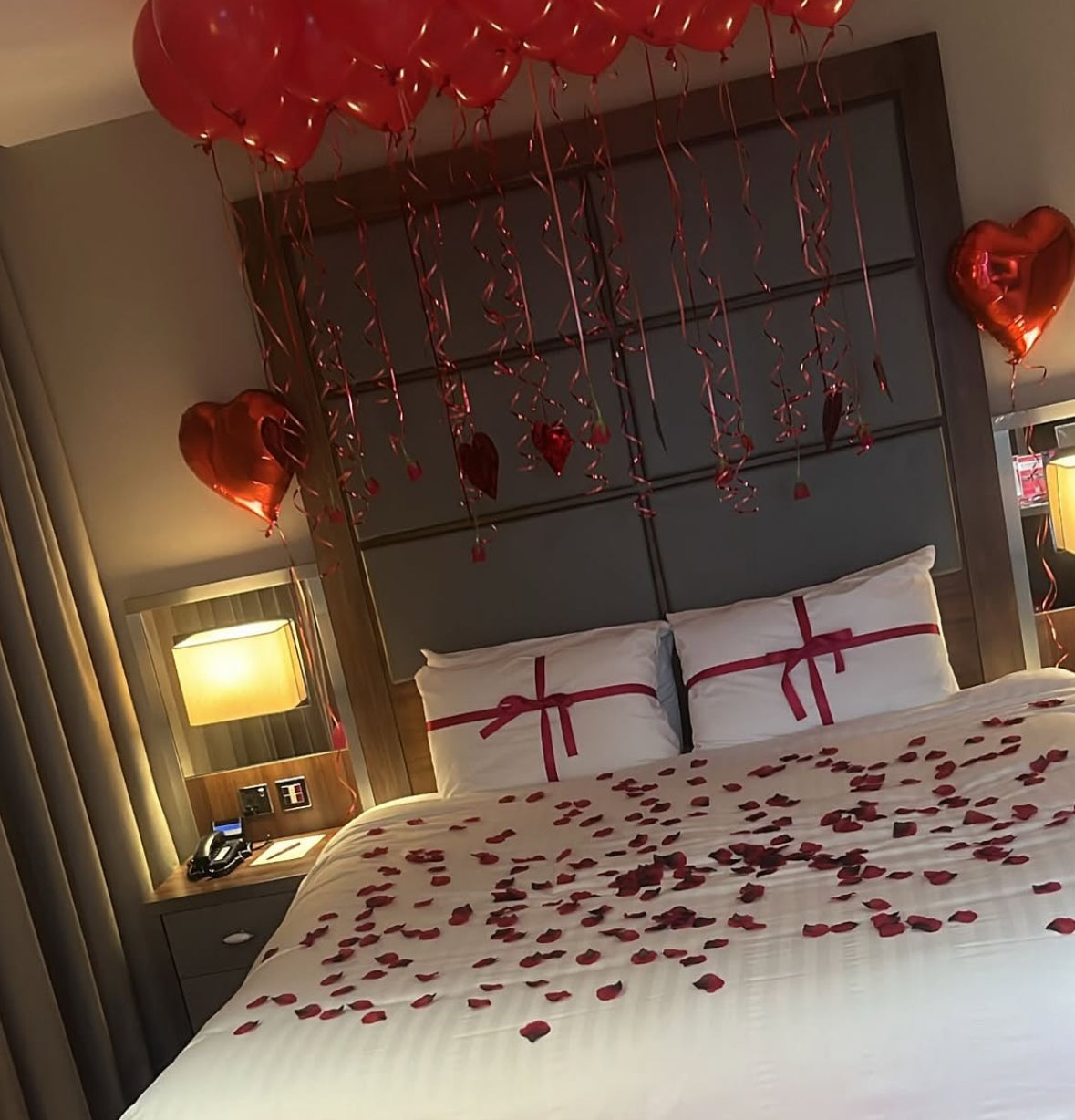 Decoración Romántica y de Cumpleaños en Hoteles – Sorpresas VIP con Globos y Pétalos | The Prestige Roses