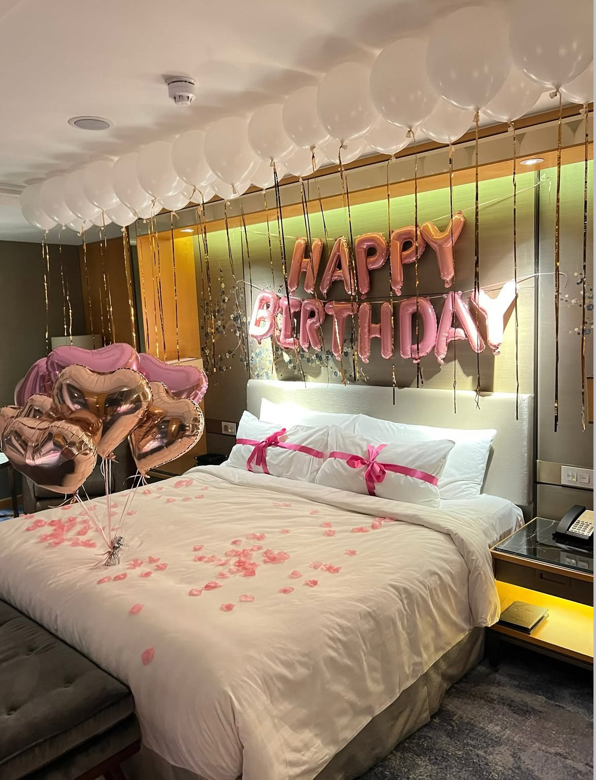 Decoración Romántica y de Cumpleaños en Hoteles – Sorpresas VIP con Globos y Pétalos | The Prestige Roses