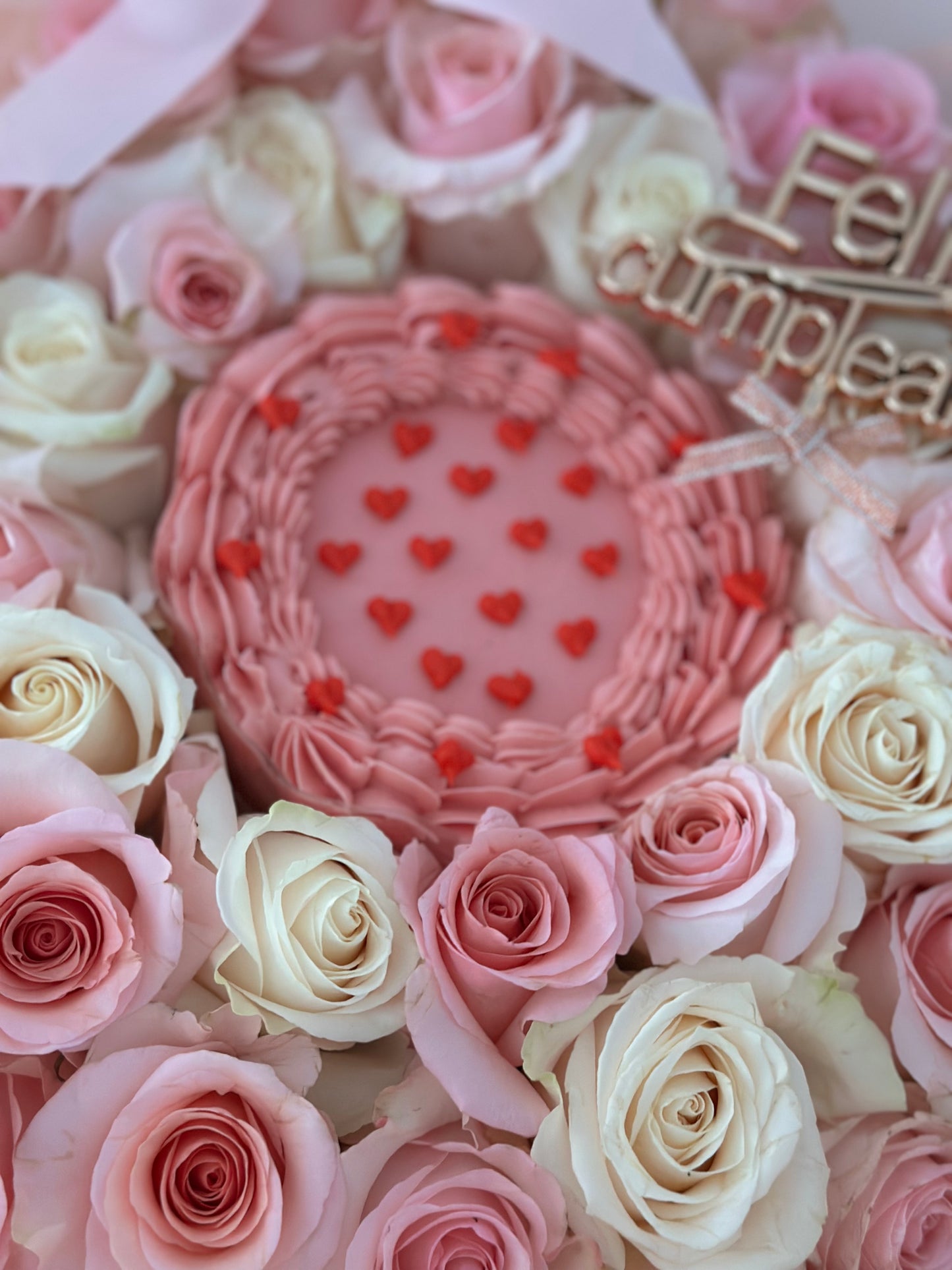 Vista superior de la ‘Dulce Pétalo - Flor Cake’ mostrando la disposición artística de las rosas naturales sobre el pastel.