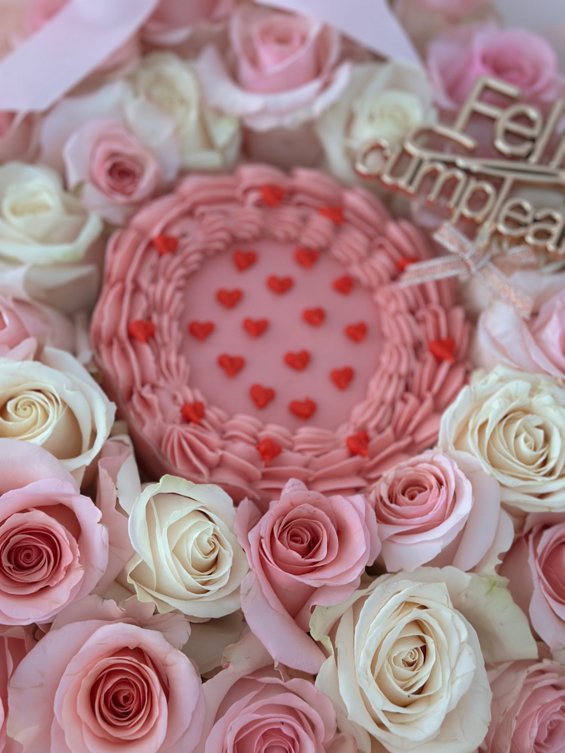 Vista superior de la ‘Dulce Pétalo - Flor Cake’ mostrando la disposición artística de las rosas naturales sobre el pastel.