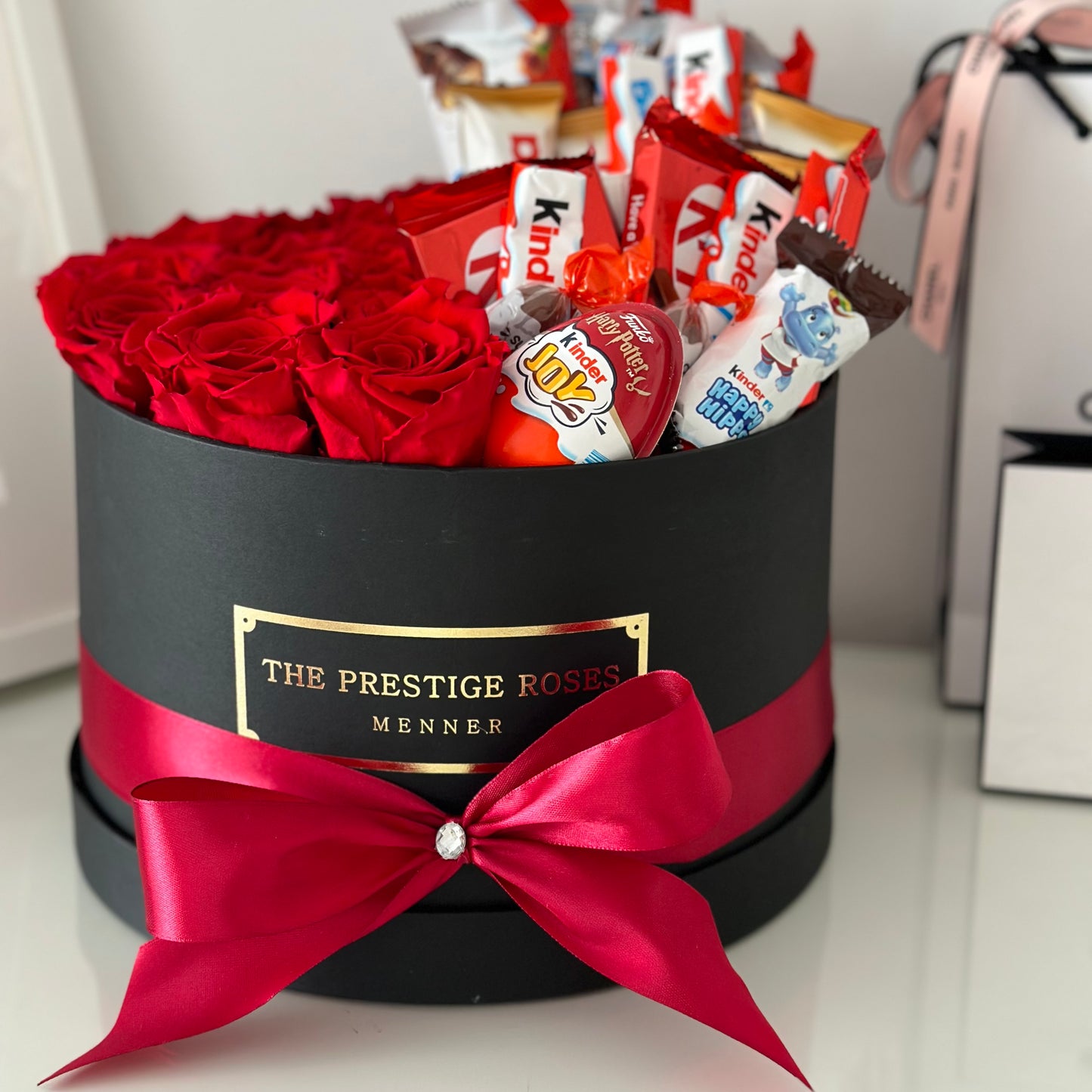 Caja elegante grande de rosas rojas frescas con surtido de chocolates y Nutella, The Prestige Roses.