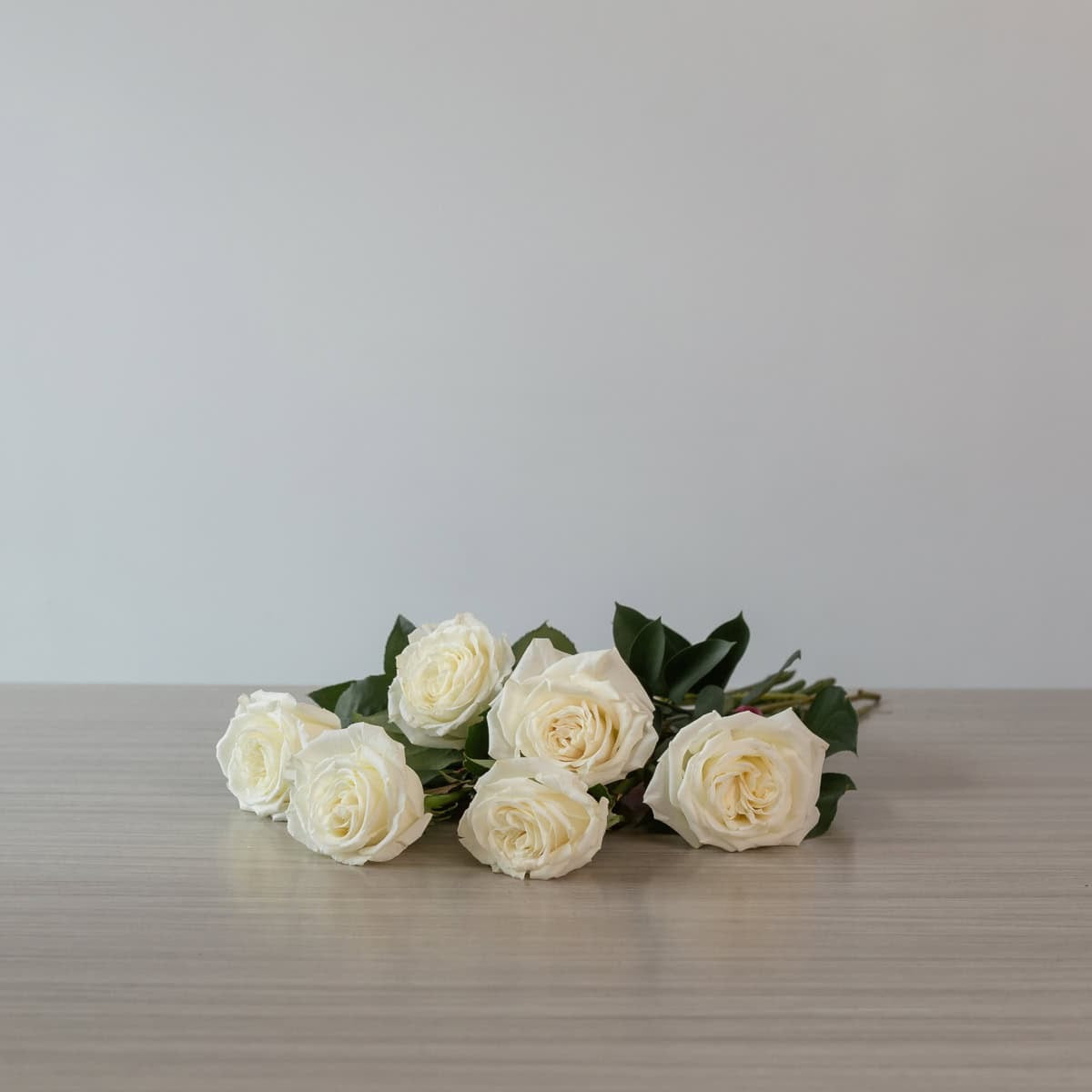 Ramo de 6 Rosas blancas Frescas con Verdes