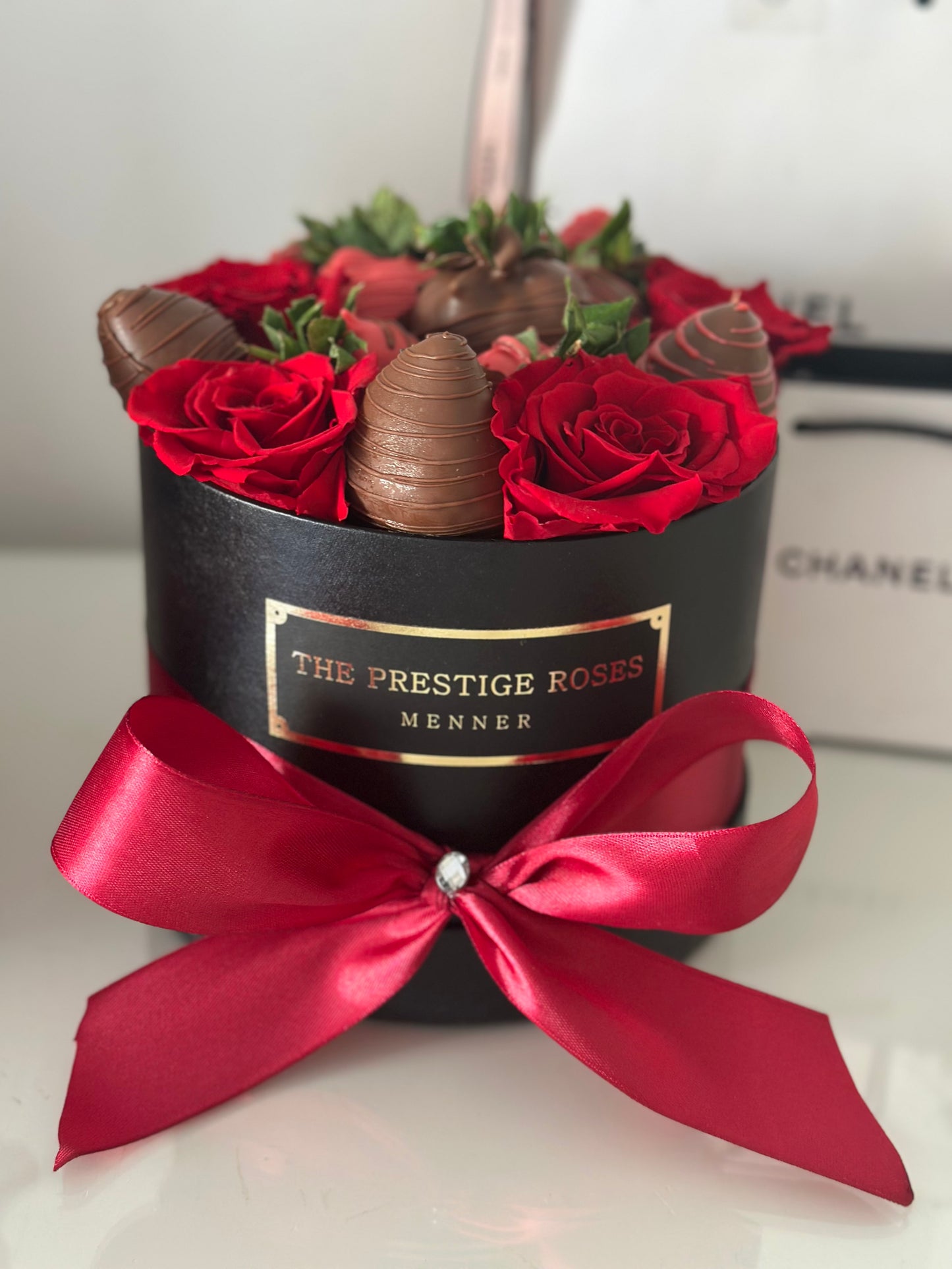 Regalo romántico en Madrid: rosas frescas y fresas bañadas en chocolate