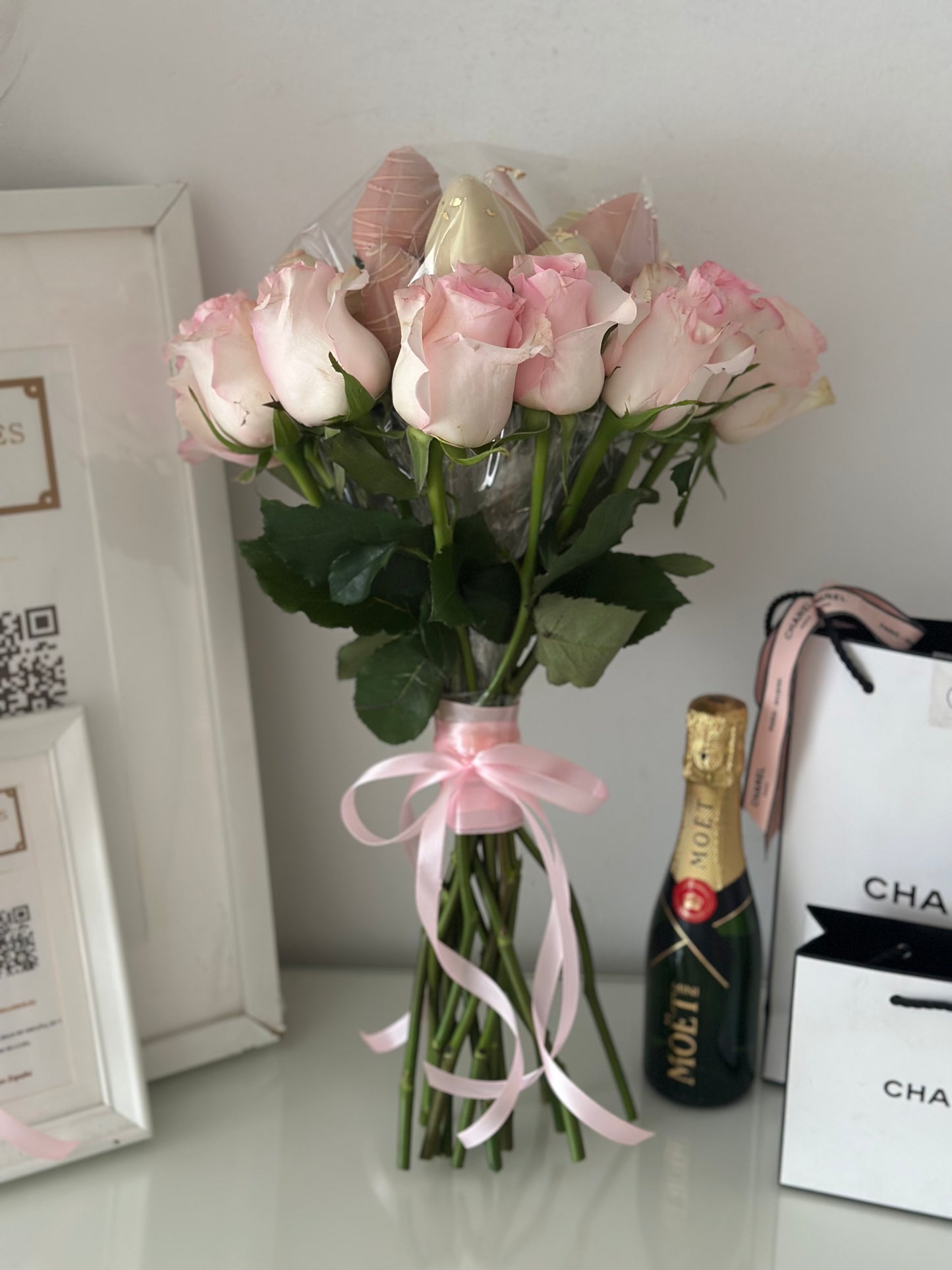 Ramo de Fresas bañadas en chocolate y rosas