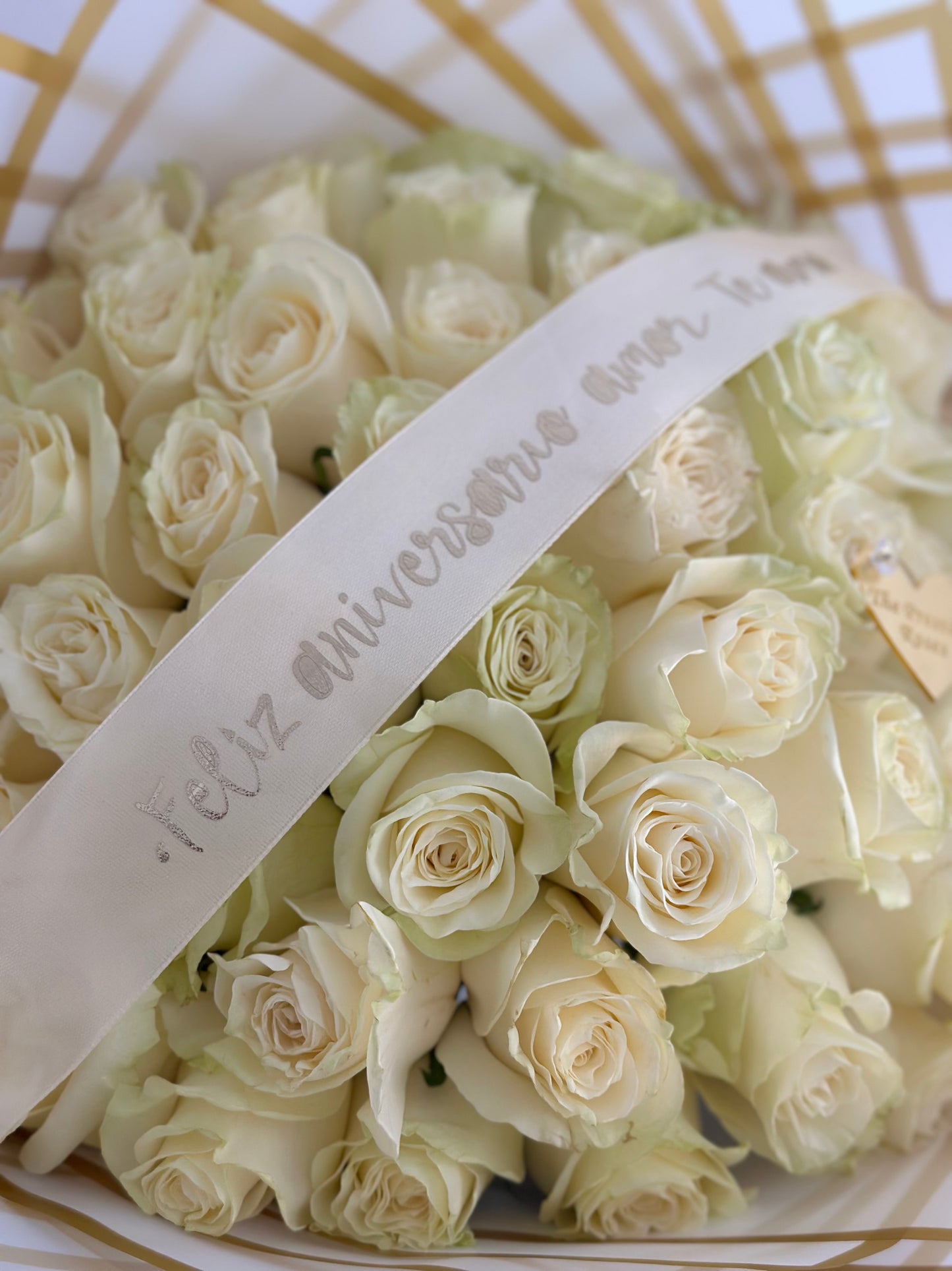 Ramo de Rosas Frescas con tu Mensaje Personalizada – Regalo Único y Elegante