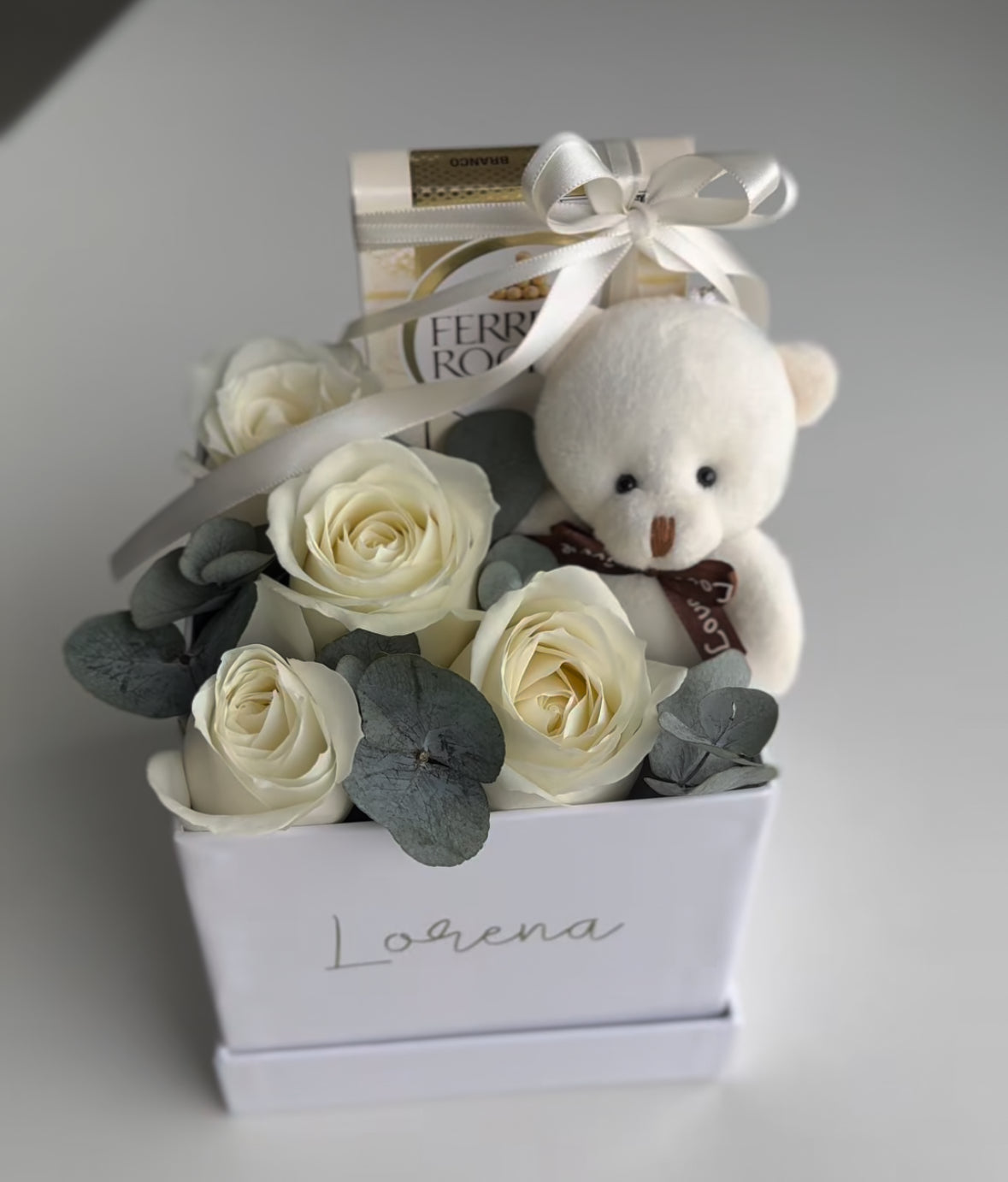 Regalo romántico con flores frescas, peluche, chocolate y personalización dedicatoria – sorpresa a domicilio Madrid