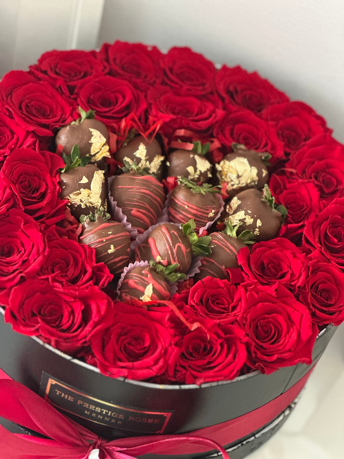 Caja de Rosas y Fresas de Chocolate para Momentos Especiales