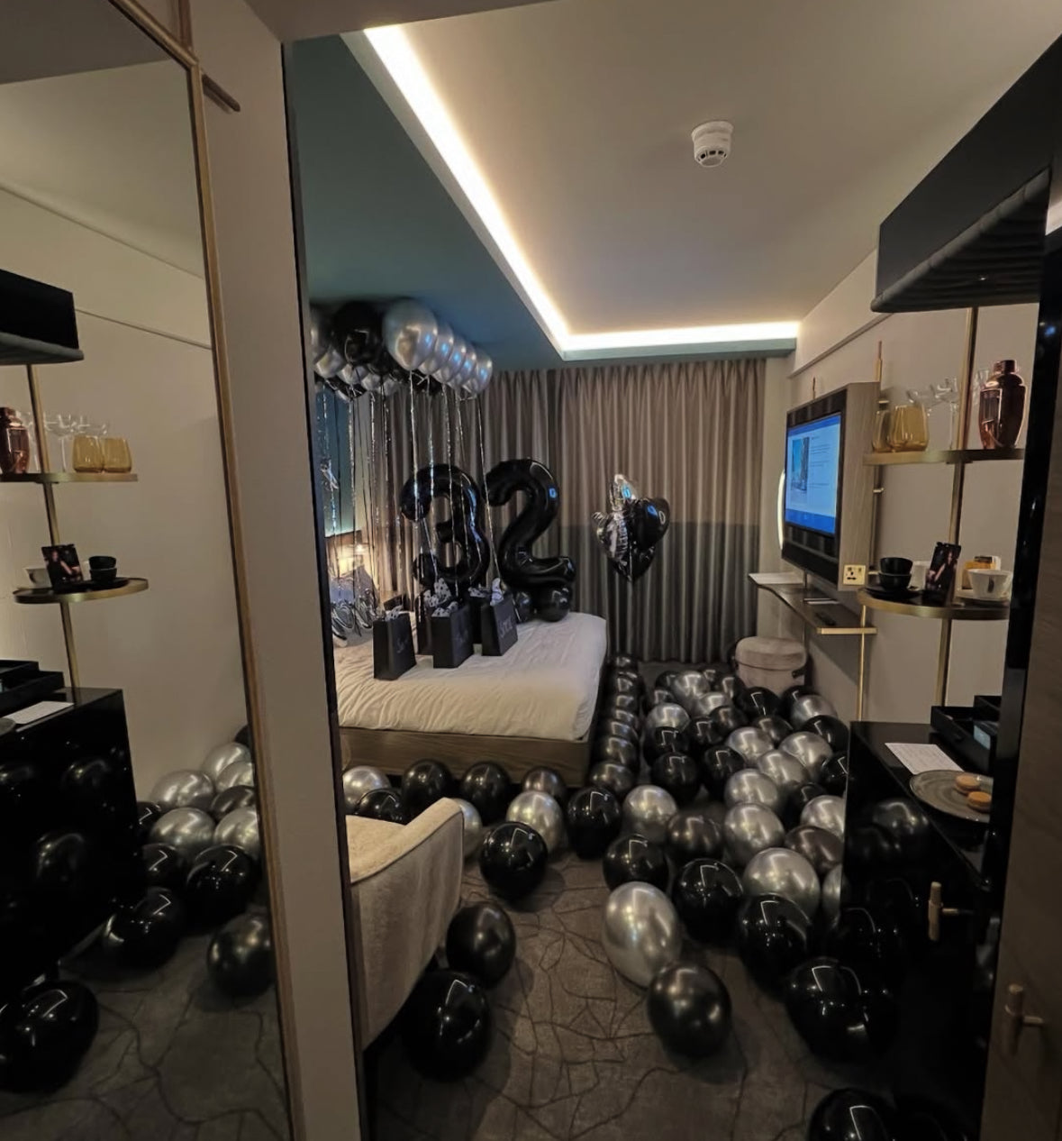 Decoración Romántica y de Cumpleaños en Hoteles – Sorpresas VIP con Globos y Pétalos | The Prestige Roses