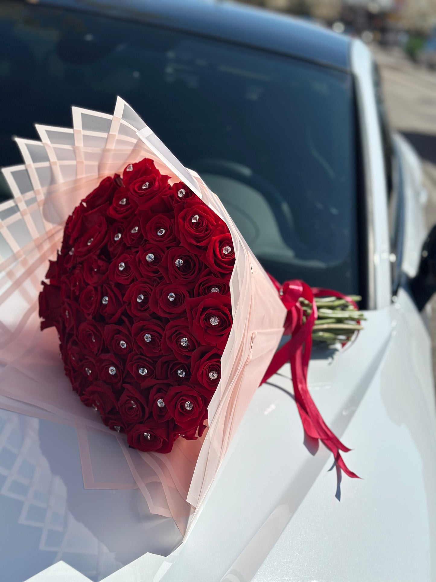 Un Toque de Glamour: Ramo de Rosas Frescas con Diamantes Brillantes Swarovsky