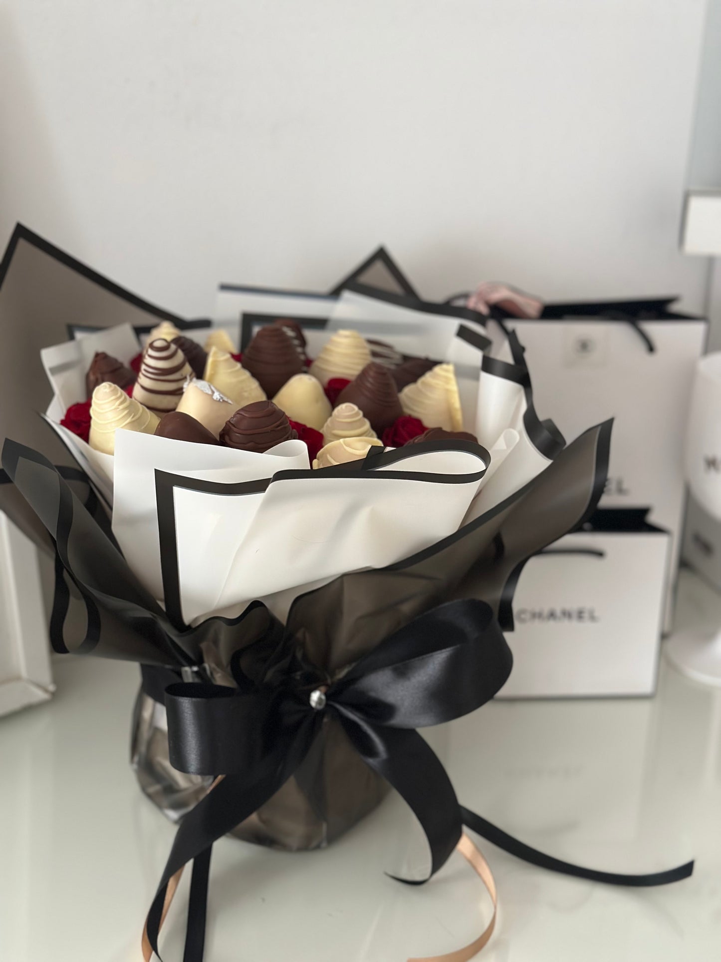 Ramo de fresas bañadas en chocolate y flores frescas