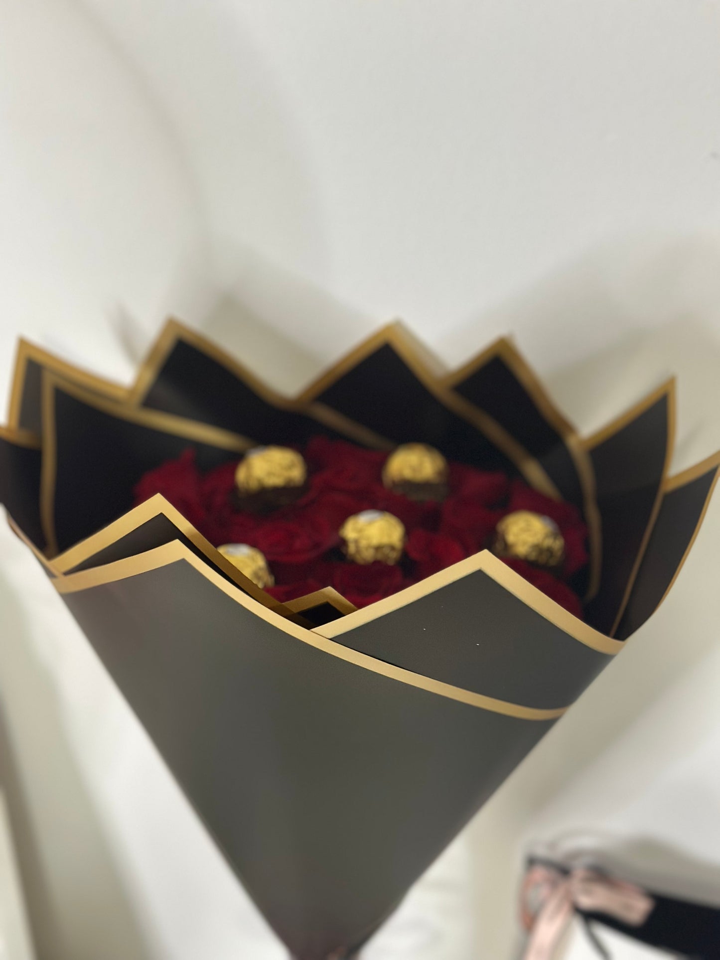 Bouquet de rosas rojas frescas con bombones Ferrero Rocher, un regalo exclusivo disponible para entrega en Madrid.