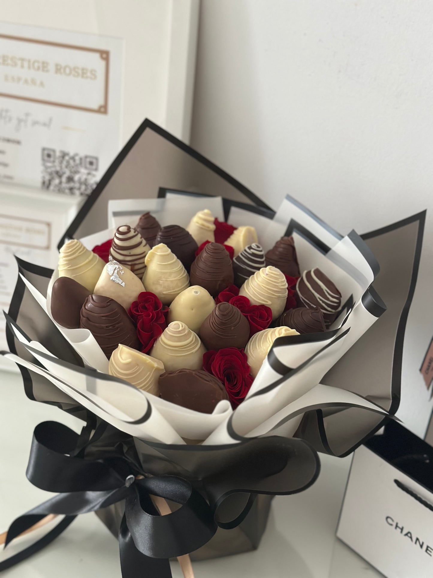 Ramo de fresas bañadas en chocolate y flores frescas