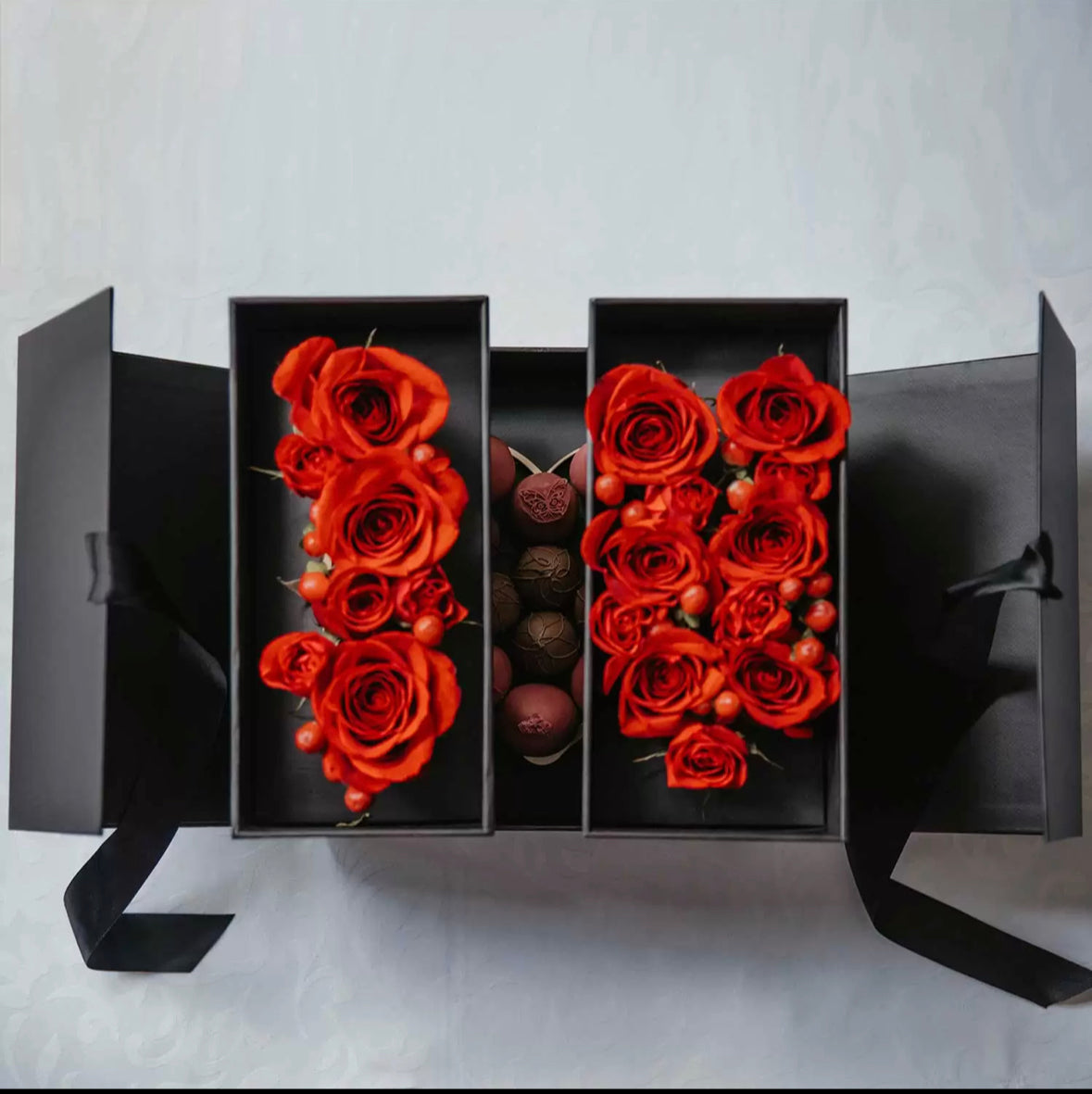 Caja I LOVE YOU con fresas bañadas en chocolate y flores frescas