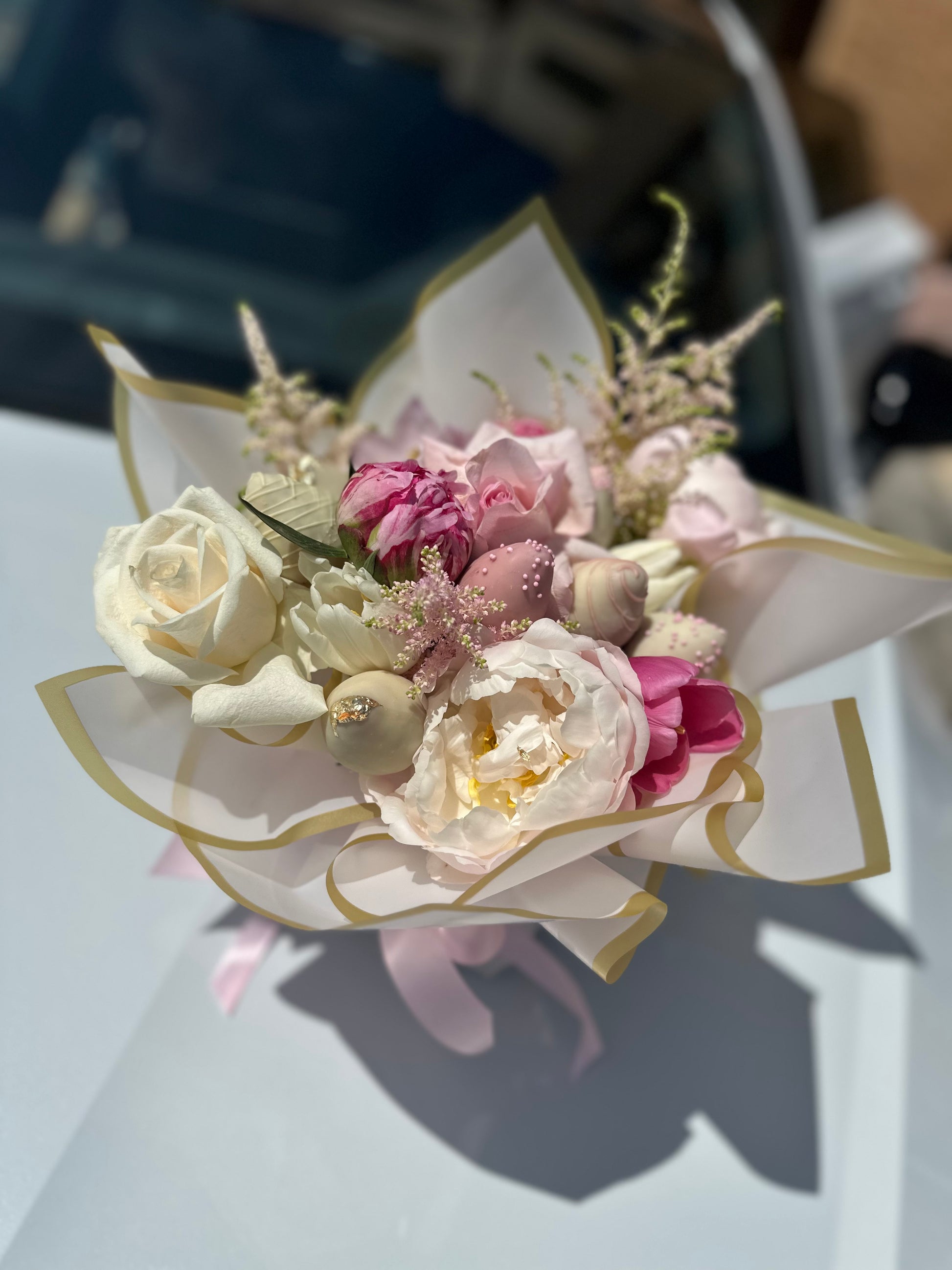 Arreglo floral y gourmet en tonos pastel