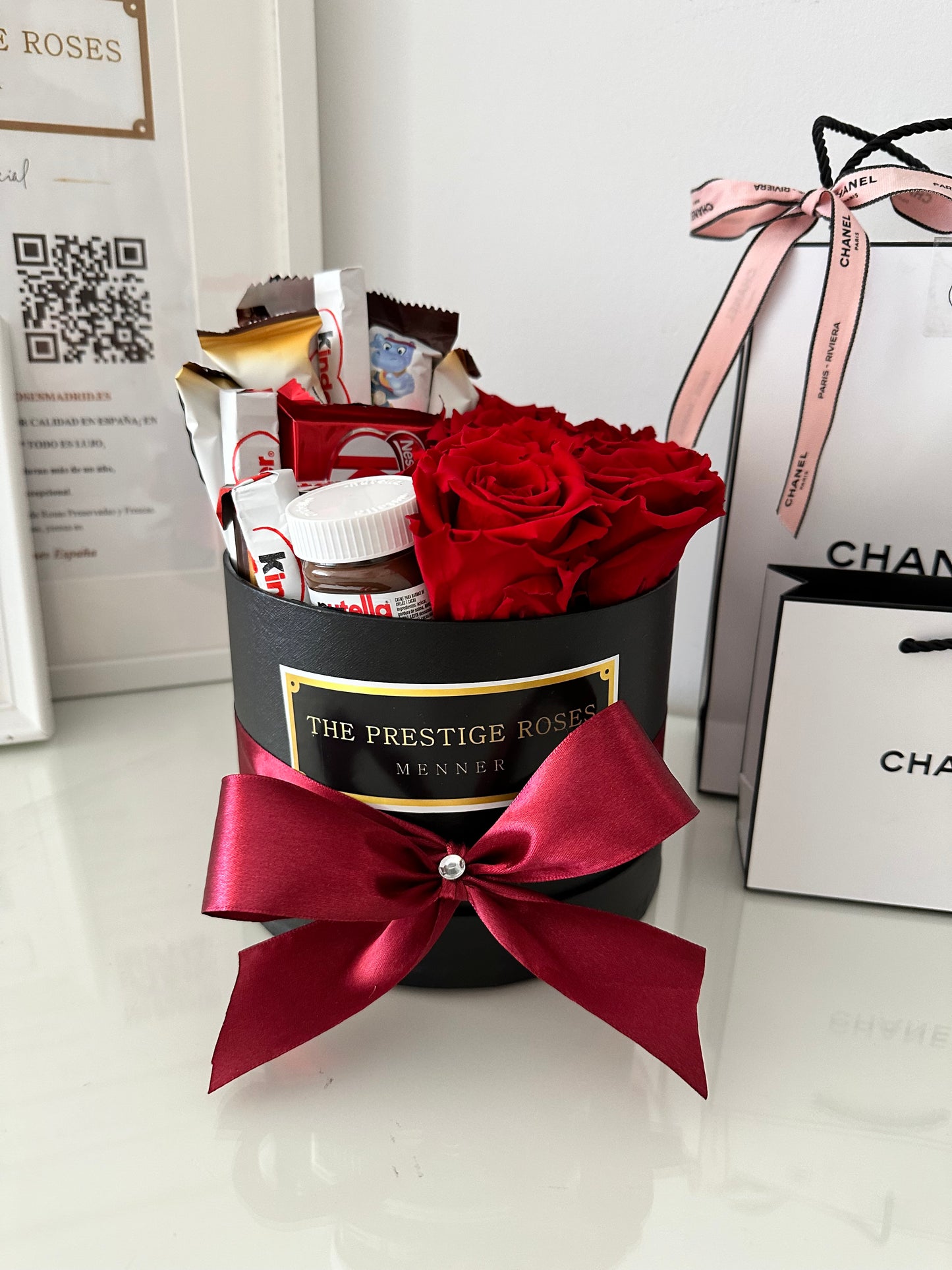 Arreglo exclusivo con rosas rojas frescas y Nutella en caja negra de lujo con cinta roja.