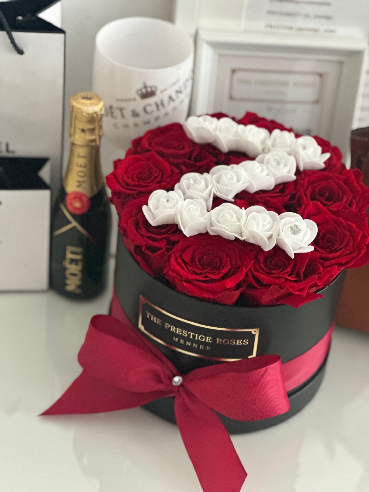 Caja Personalizada con Rosas Frescas y Letra - Elegancia y Exclusividad