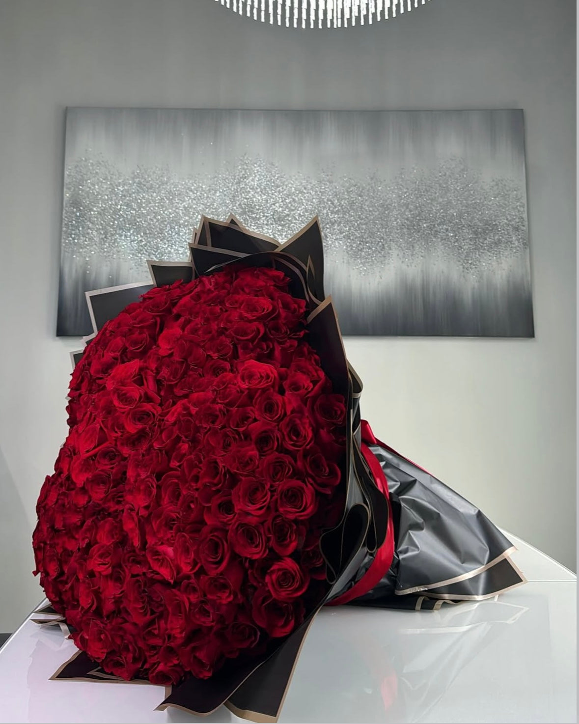 Ramo de 401 rosas frescas rojas de lujo a domicilio en Madrid, envuelto en papel elegante con pétalos naturales – regalo exclusivo para ocasiones especiales.