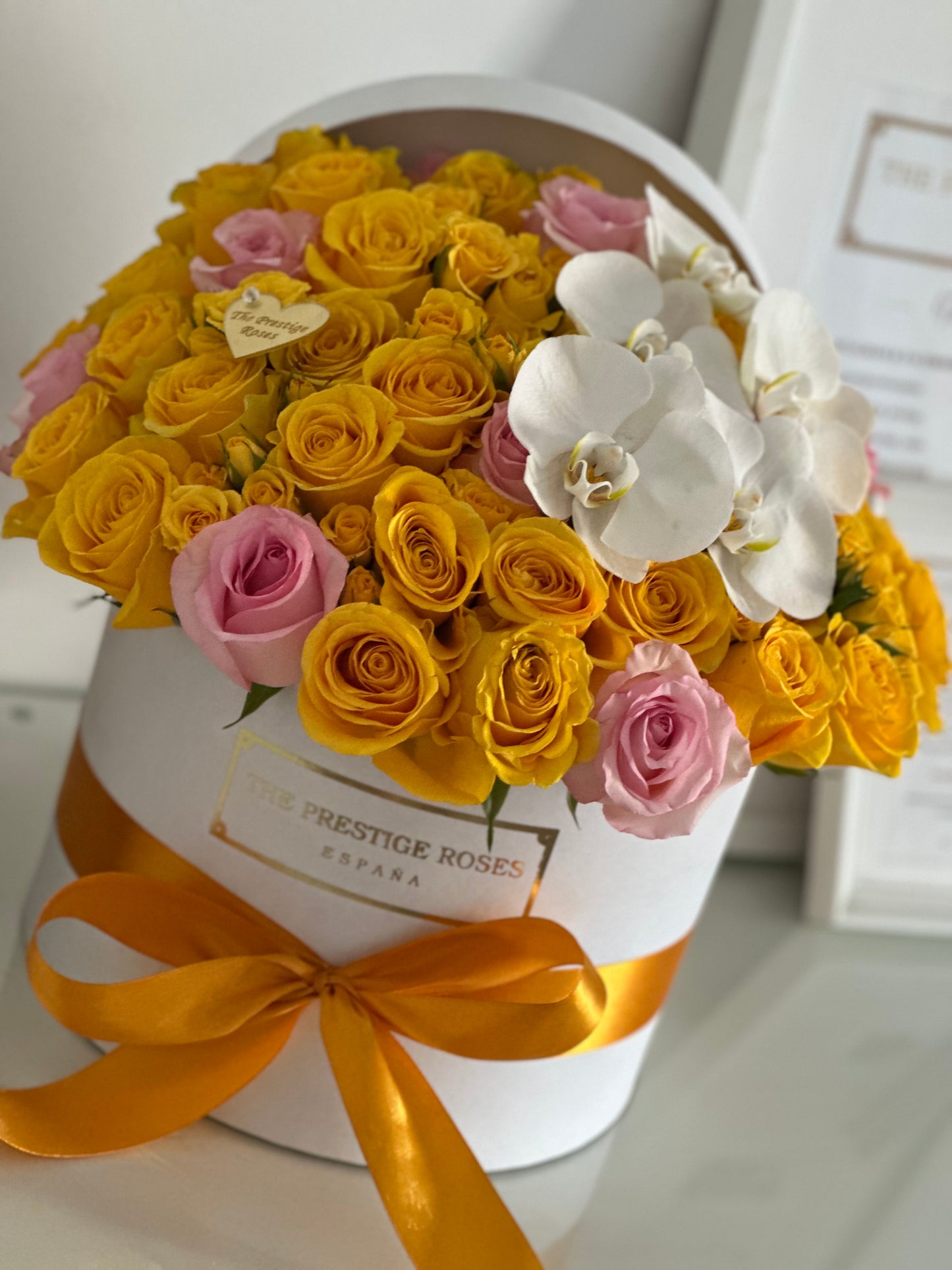 Golden Blush – Flower Box de Rosas, Spray Roses y Orquídea