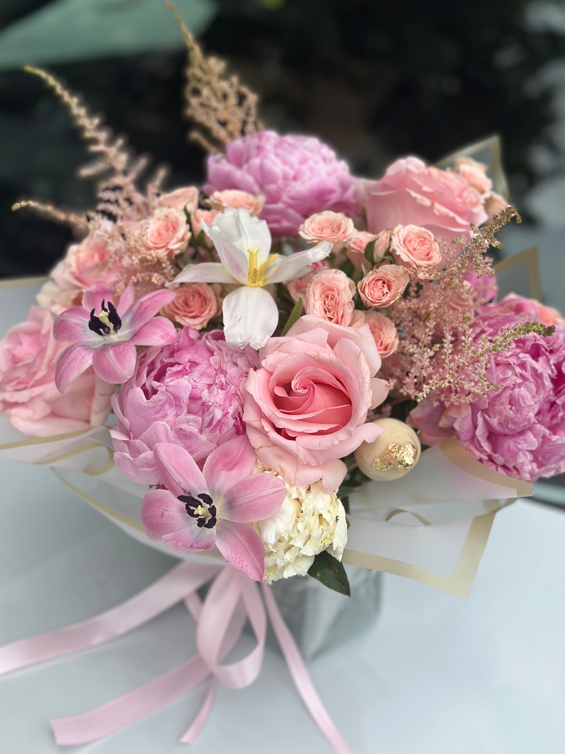 Ramo de flores con bombones de fresa cubiertos en chocolate