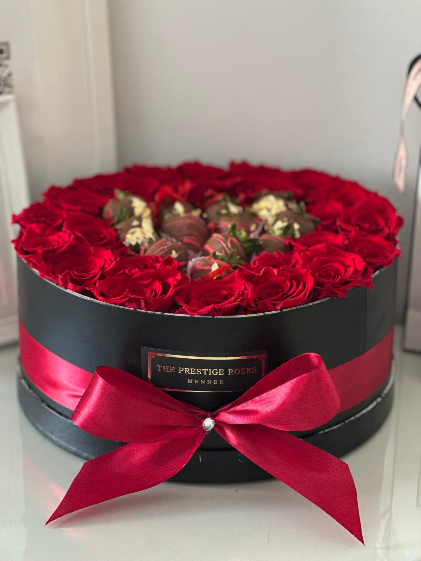 Caja de Rosas y Fresas de Chocolate para Momentos Especiales