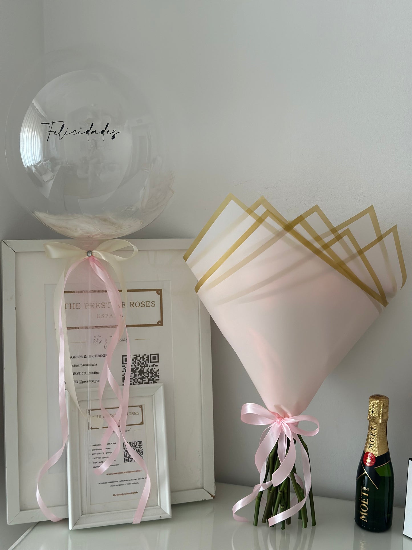 Ramo de Fresas bañadas en chocolate y rosas