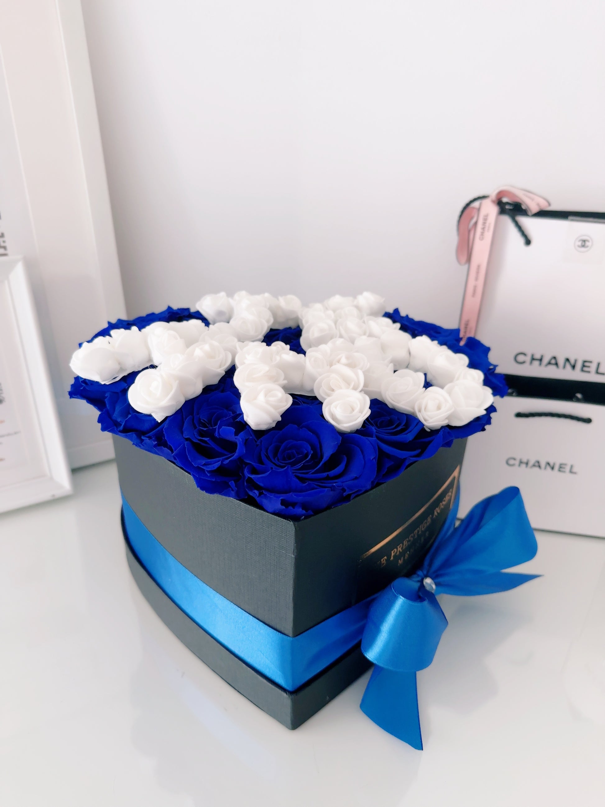 Caja de rosas eternas azules, personalización romántica “Te Amo”, diseño elegante para ocasiones especiales.