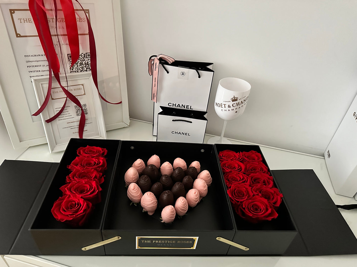 Caja I LOVE YOU con fresas bañadas en chocolate y rosas preservadas naturales