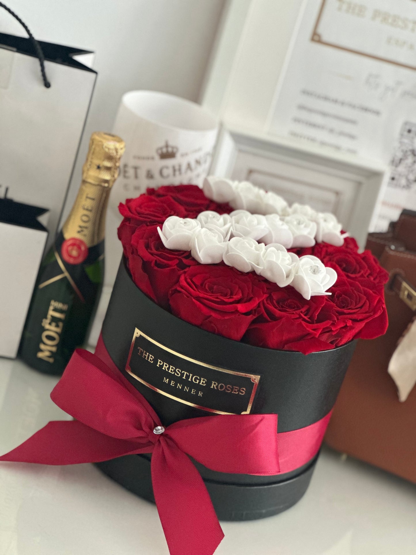 Caja Personalizada con Rosas Frescas y Letra - Elegancia y Exclusividad