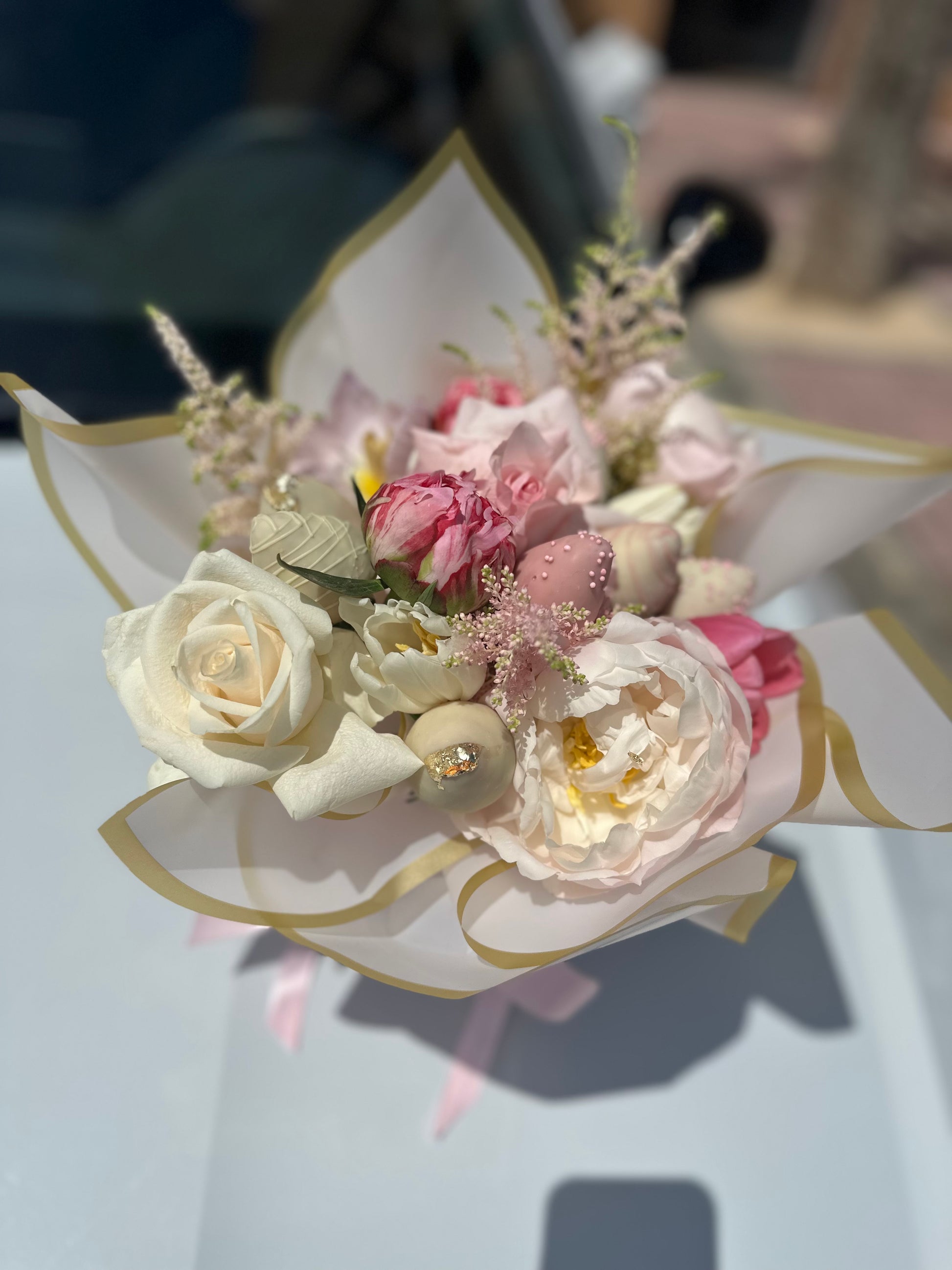 Ramo de flores rosas y blancas con fresas bañadas en chocolate