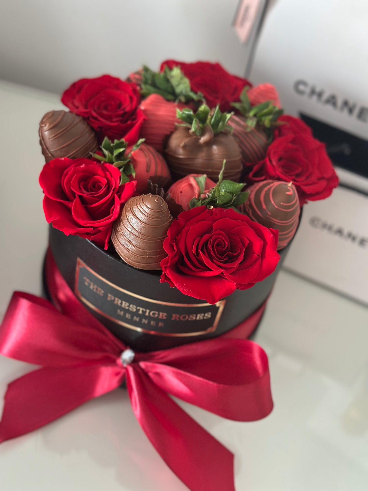 Caja romántica de rosas frescas y fresas con chocolate, The Prestige Roses Madrid