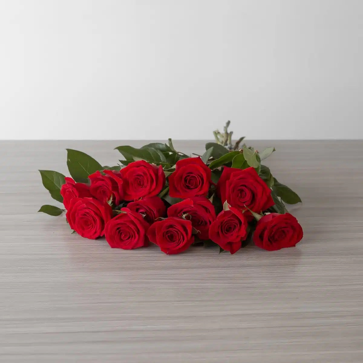 Ramo de 12 Rosas rojas Frescas con Verdes
