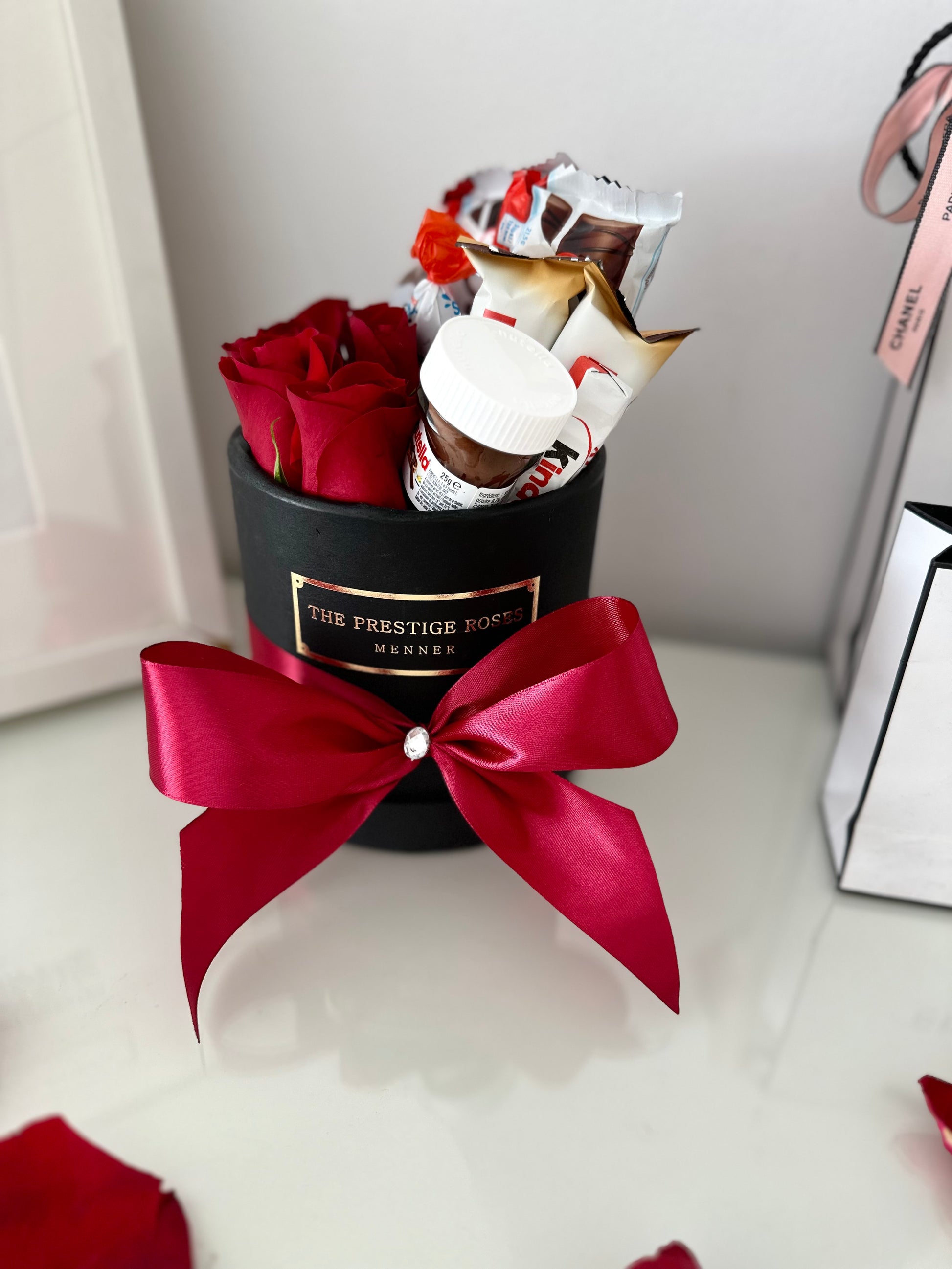 Caja pequeña  de rosas frescas rojas con dulces premium, regalo exclusivo en Madrid.