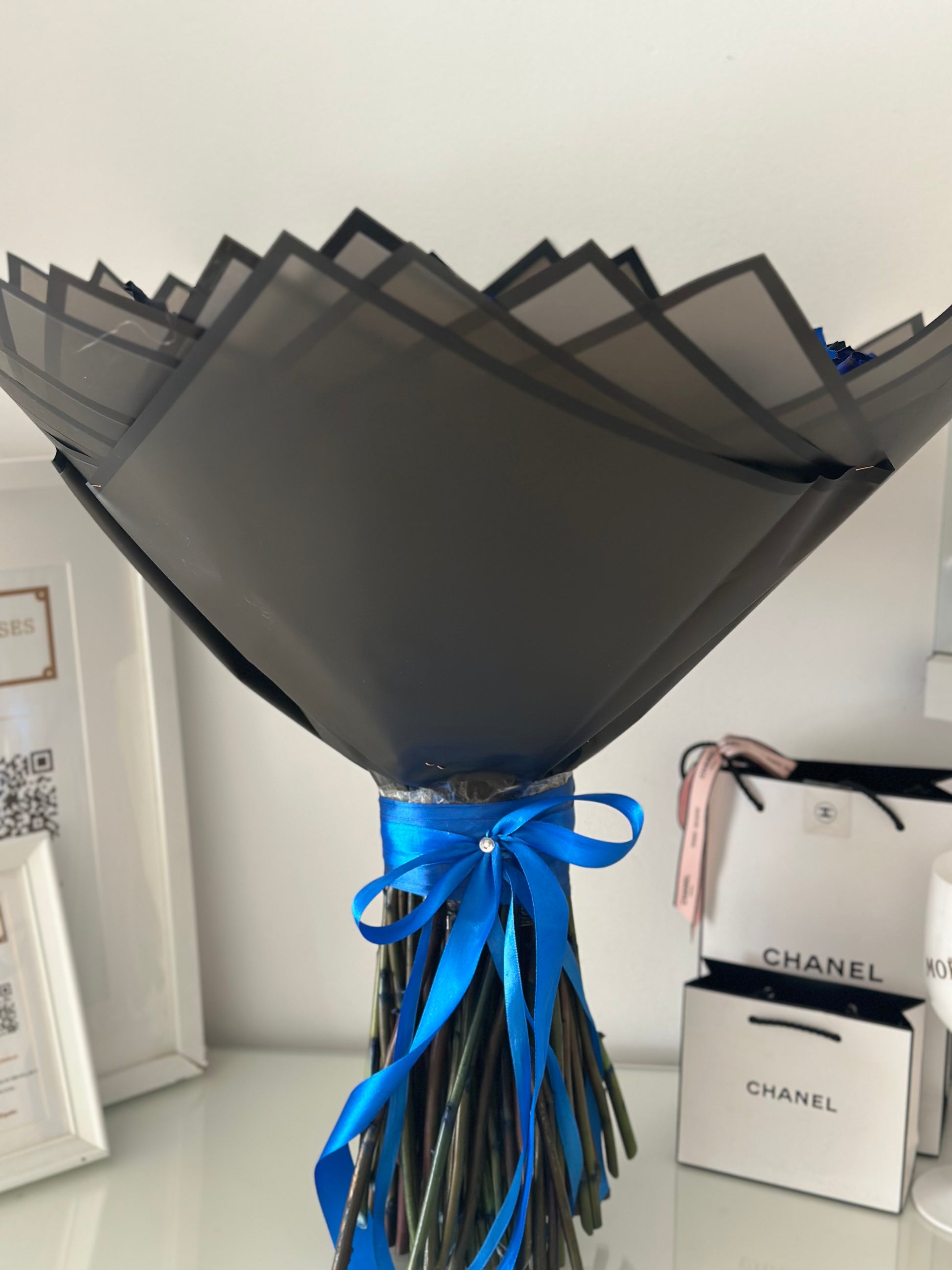 Bouquet de rosas azules premium con diseño lujoso y presentación impecable, perfecto para celebraciones especiales.