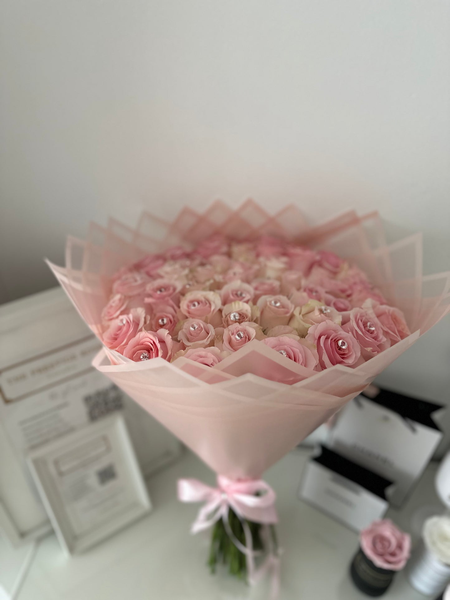 Un Toque de Glamour: Ramo de Rosas Frescas con Diamantes Brillantes Swarovsky