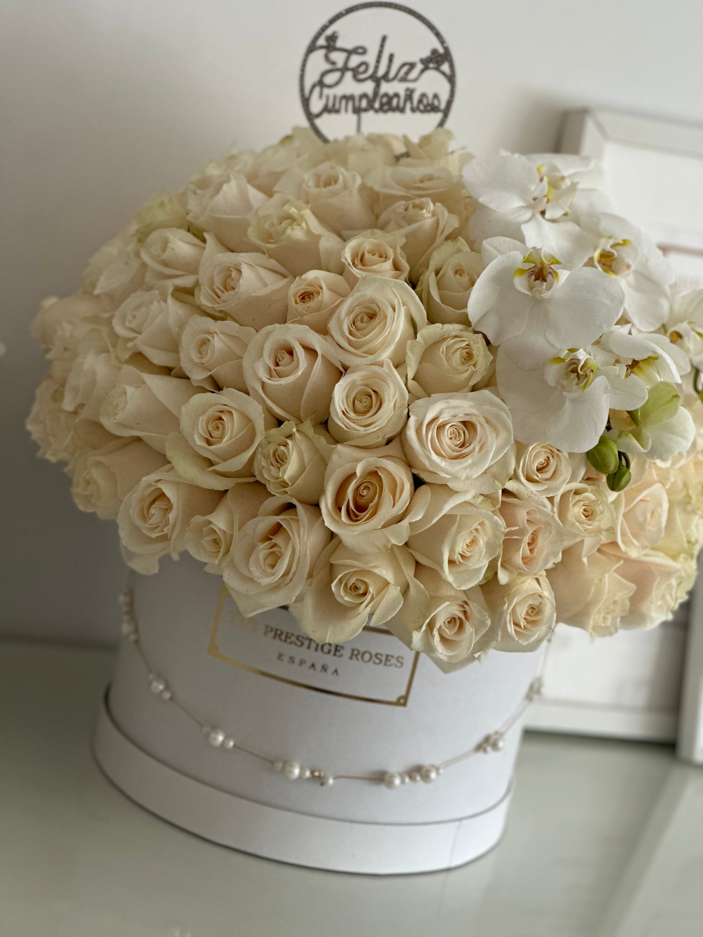 Caja Grande de Rosas Frescas en Estilo Luxury Dome - The Prestige Roses